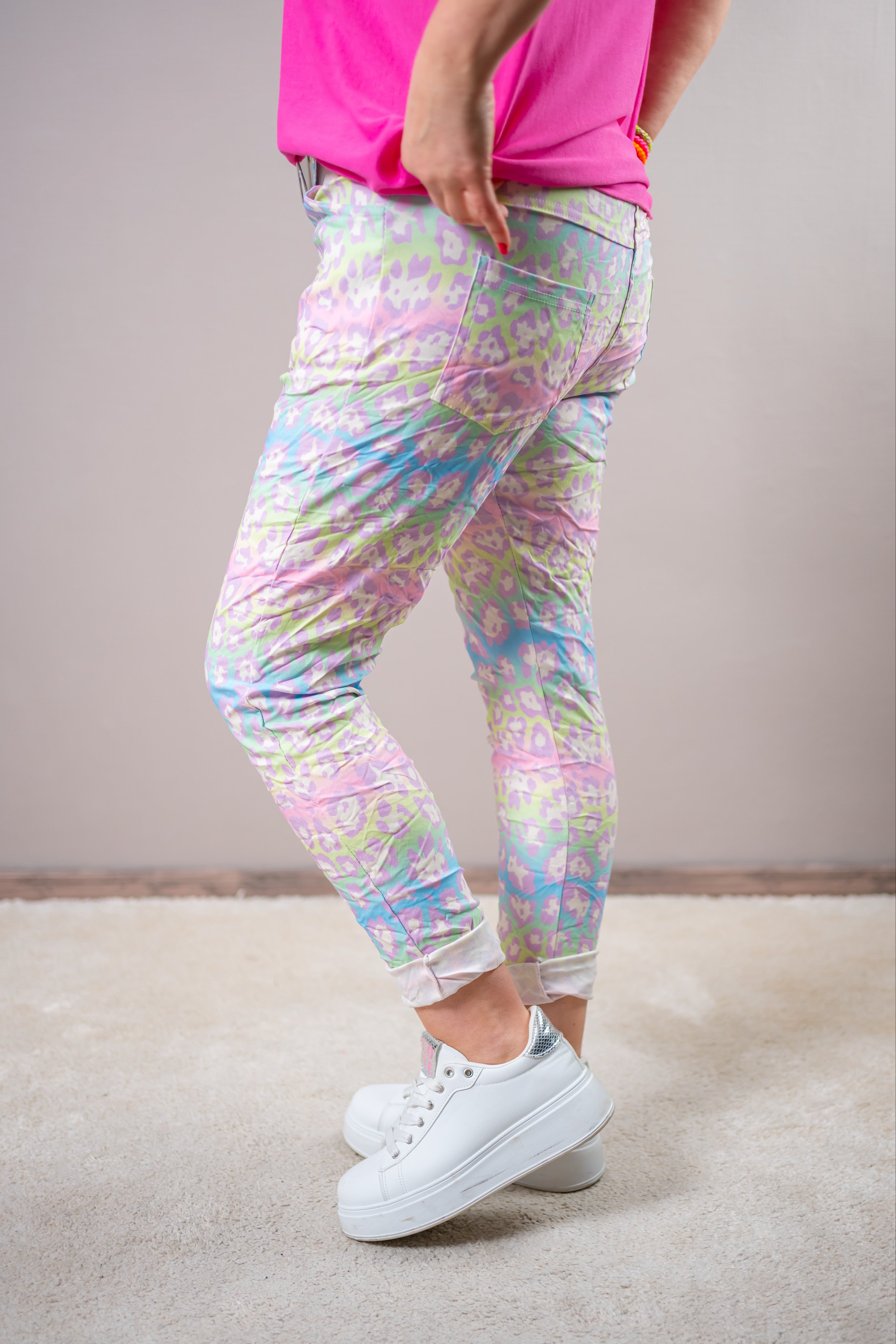 Stretchhose mit Crinkle-Effekt mit buntem Leo-Design, pastellfarben
