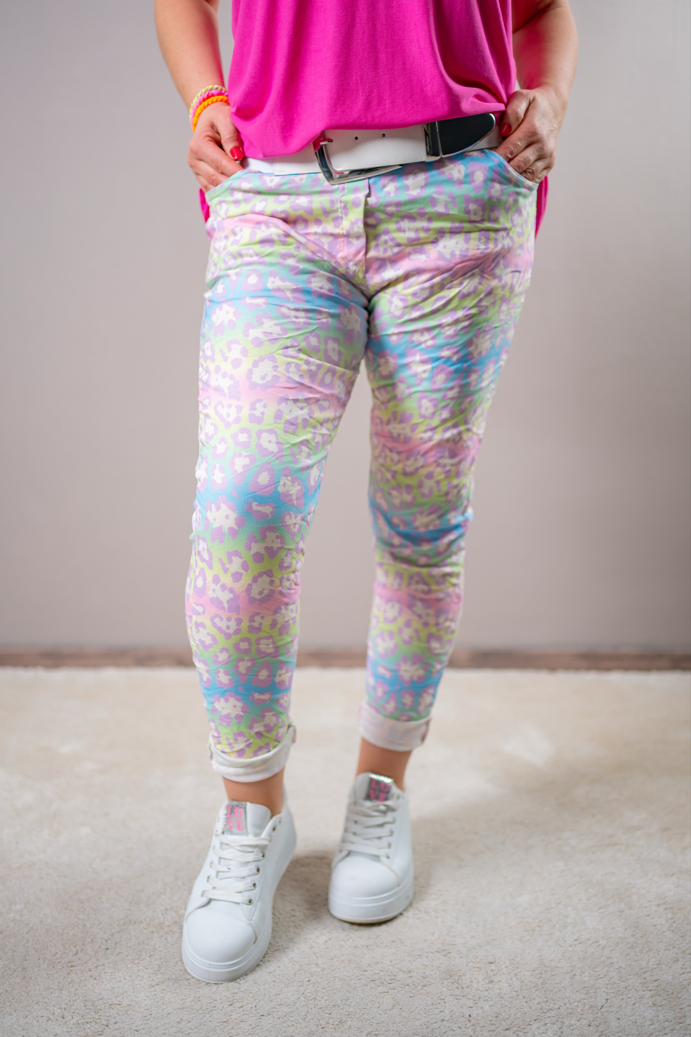 Stretchhose mit Crinkle-Effekt mit buntem Leo-Design, pastellfarben