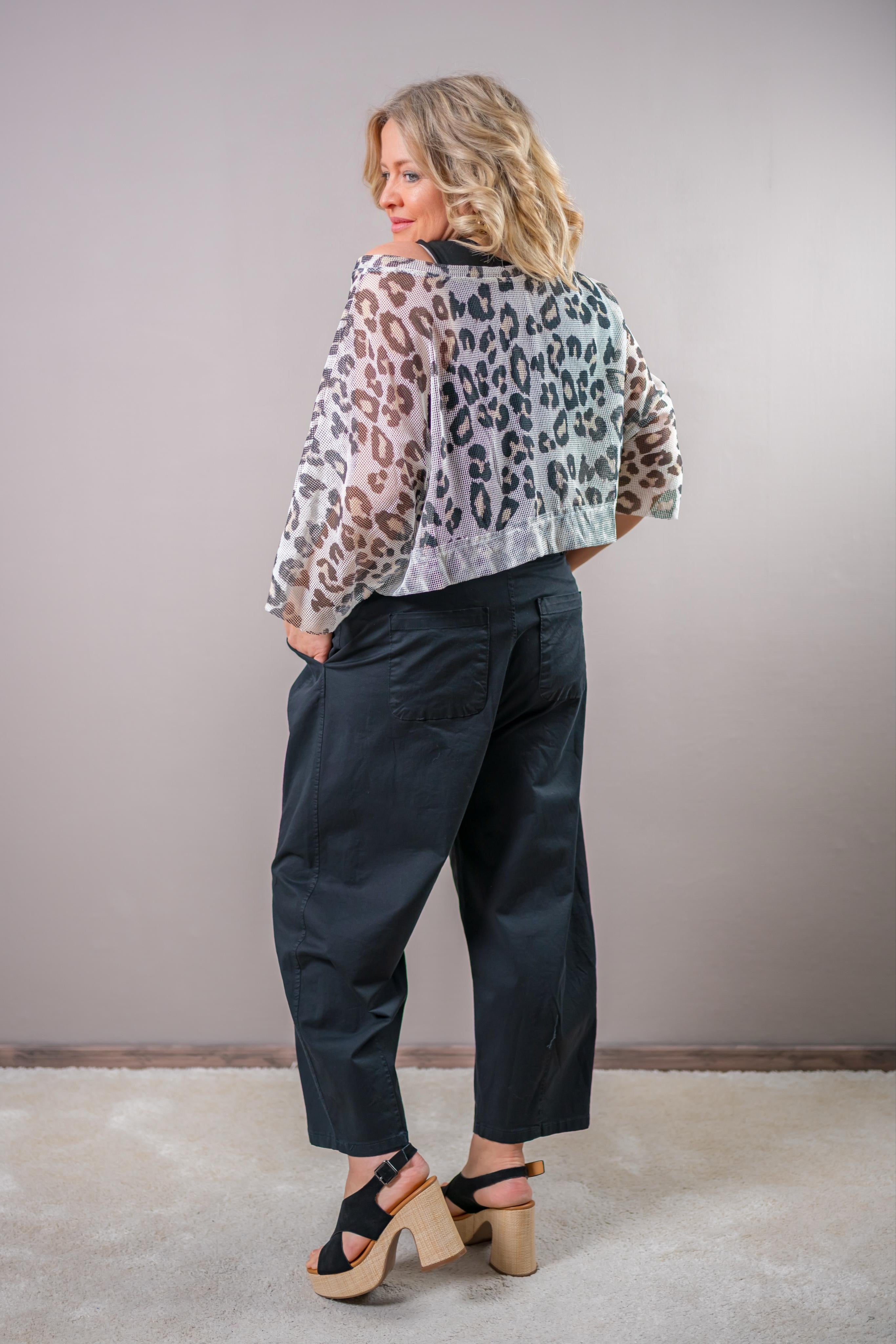 Cropped Mesh-Shirt mit Leo-Design, beige/schwarz