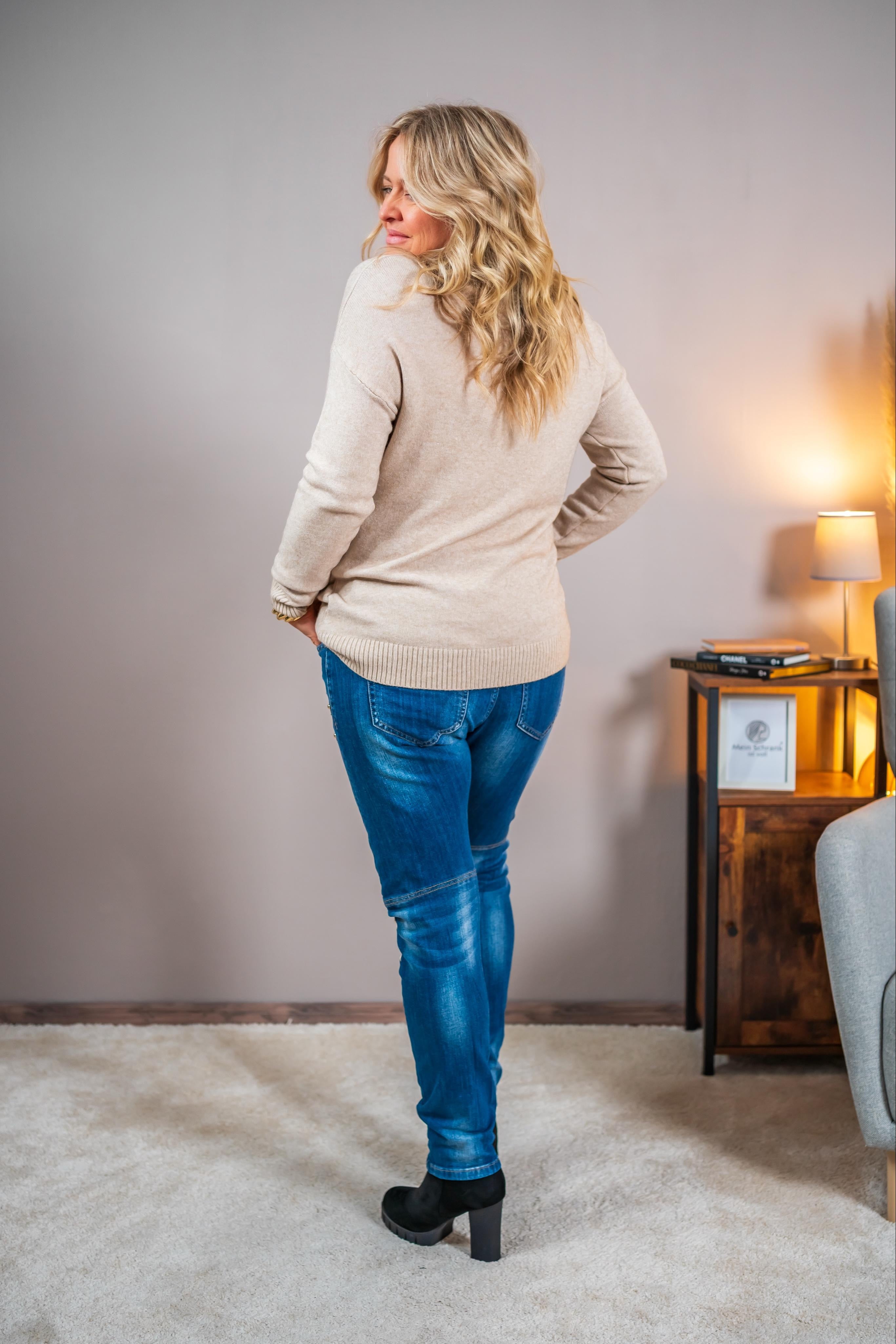 Rollkragenpullover mit Steinchendetails, beige