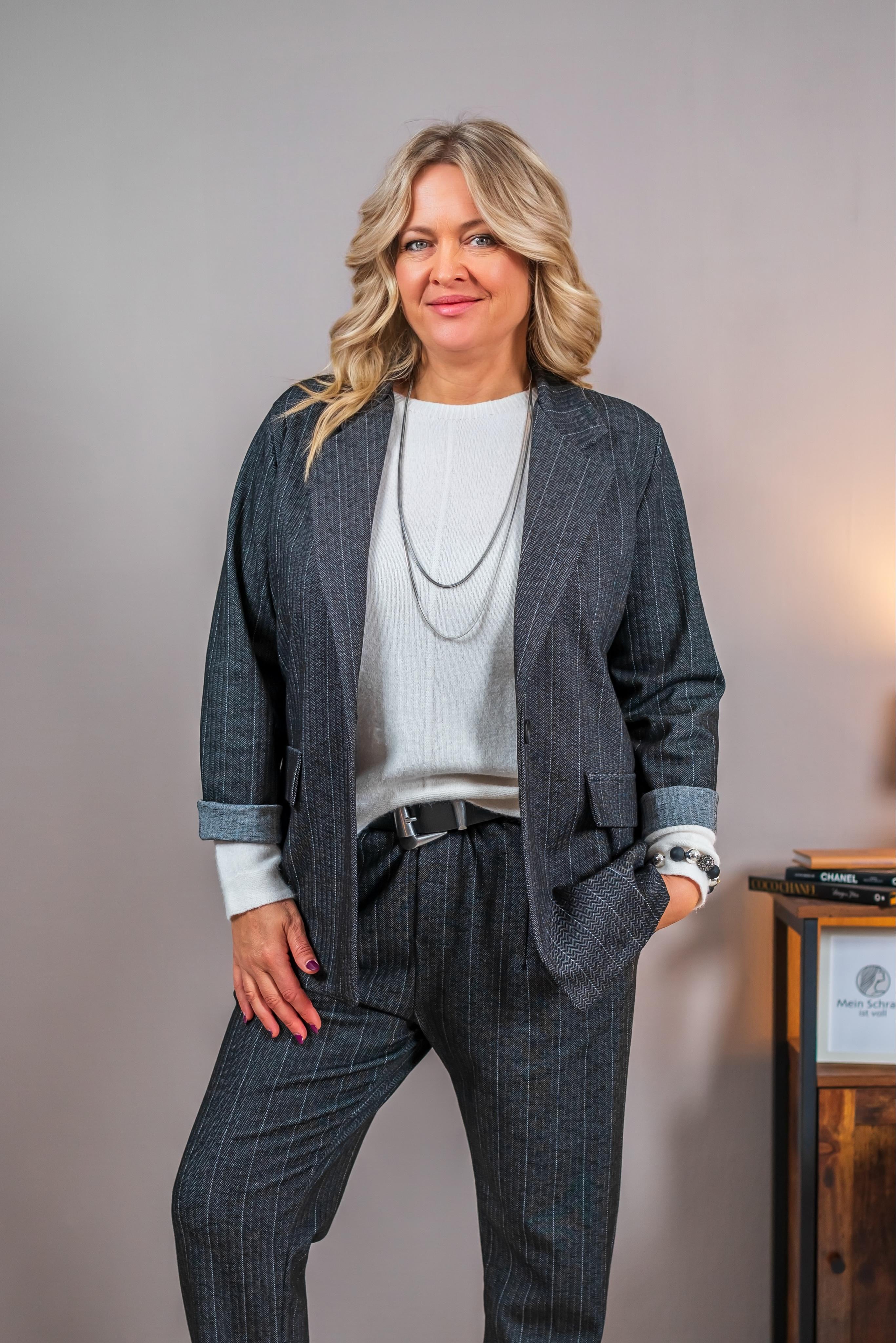 Blazer mit Fischgrätenmuster und feinen Nadelstreifen, grau