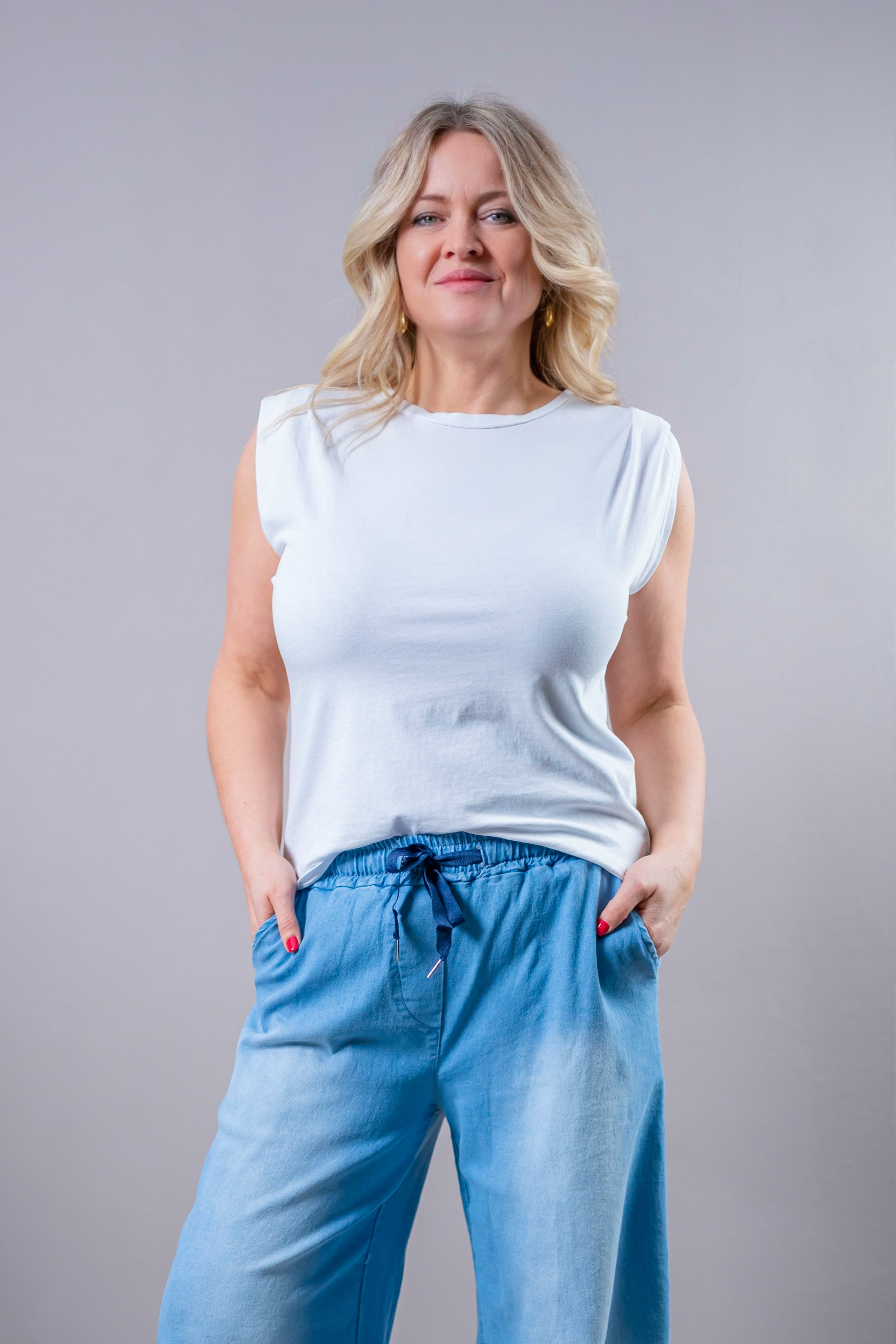 Ärmelloses Shirt mit geraffter Schulter, weiß