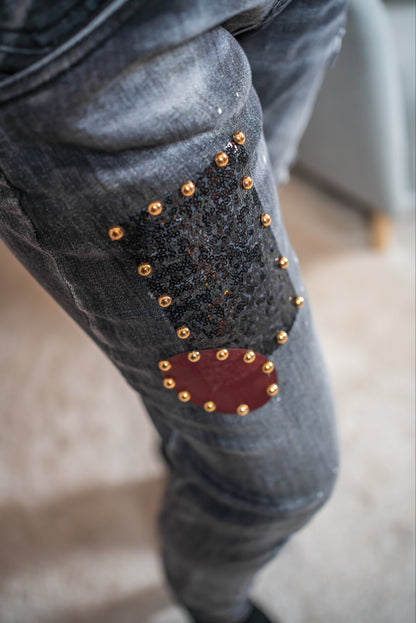 Verwaschene Jeans mit Patch- und Nietendetails, grau