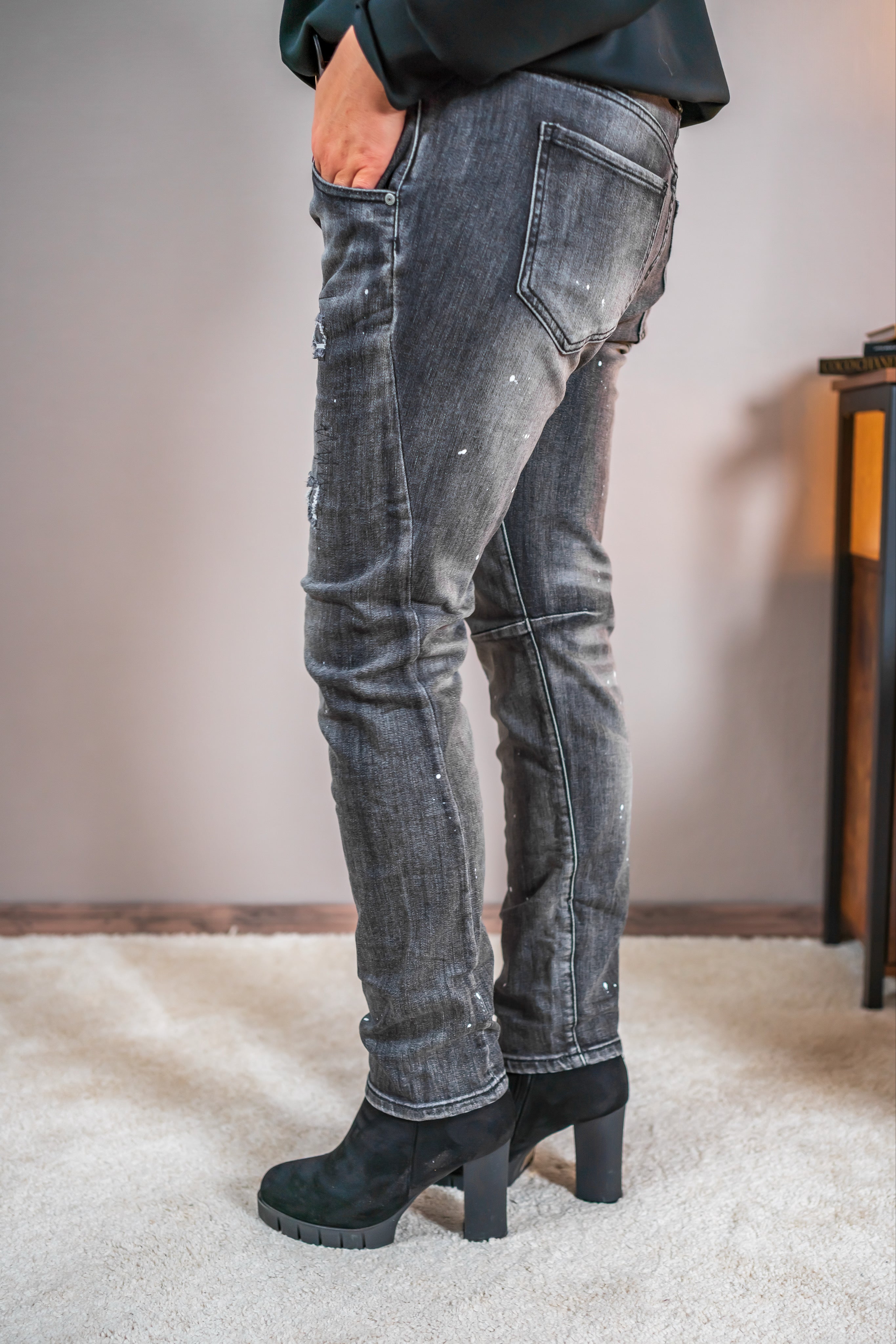 Verwaschene Jeans mit Patch- und Nietendetails, grau