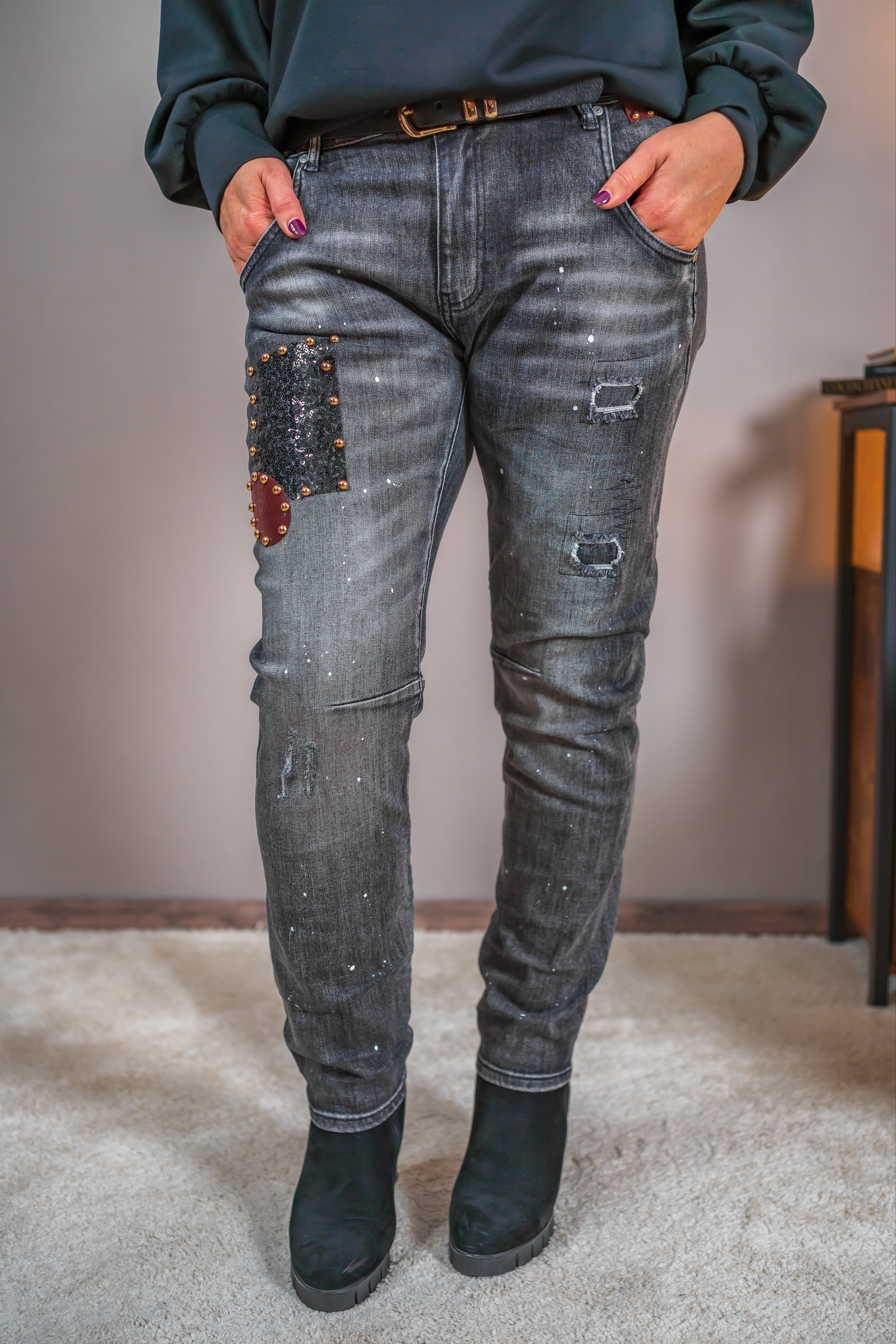Verwaschene Jeans mit Patch- und Nietendetails, grau