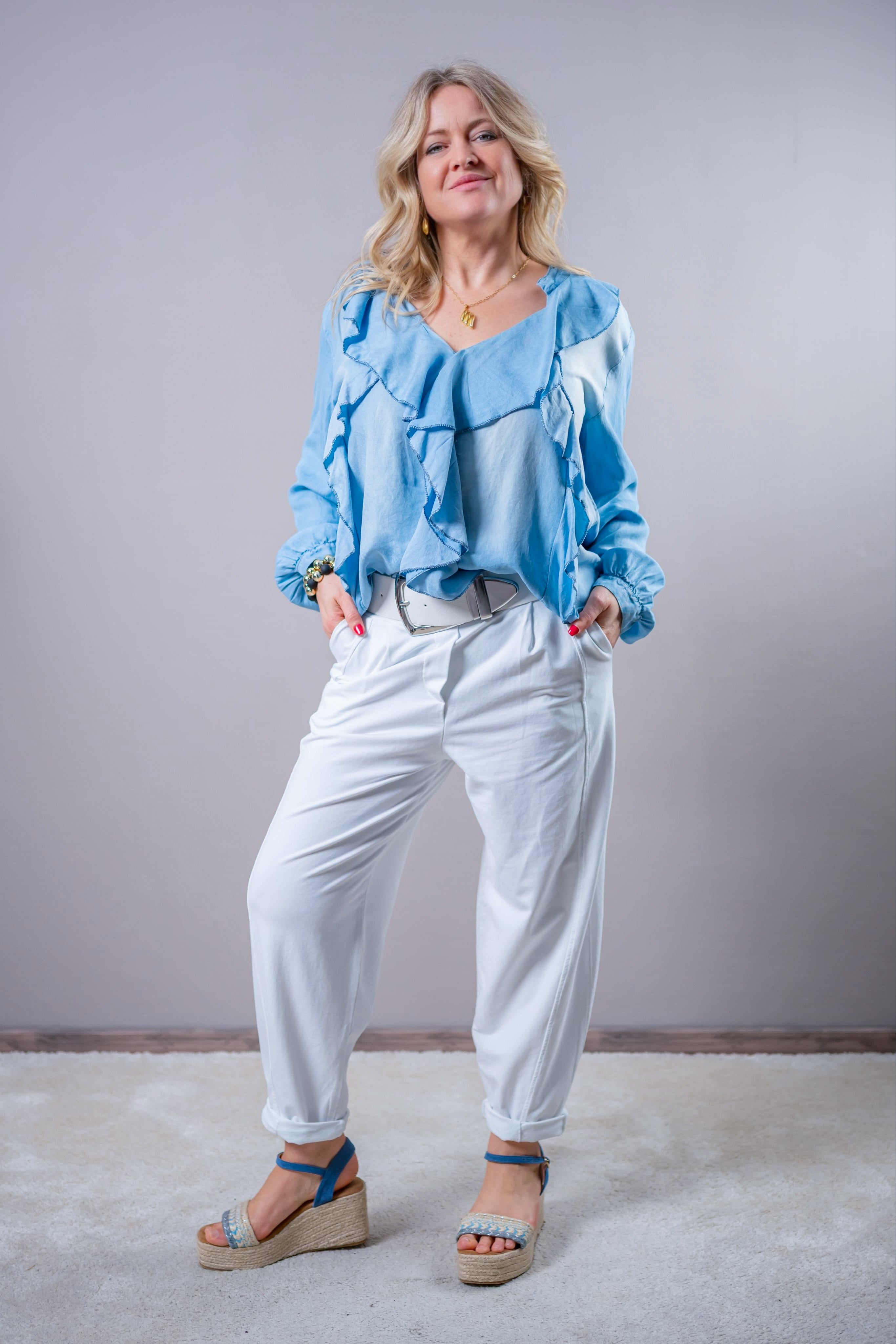 Bluse mit Volantbesatz in Hellblau