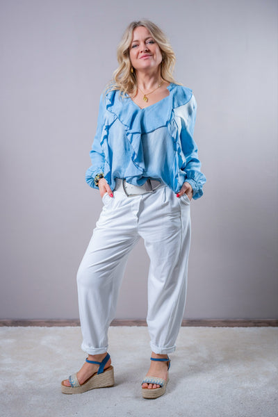 Bluse mit Volantbesatz in Hellblau