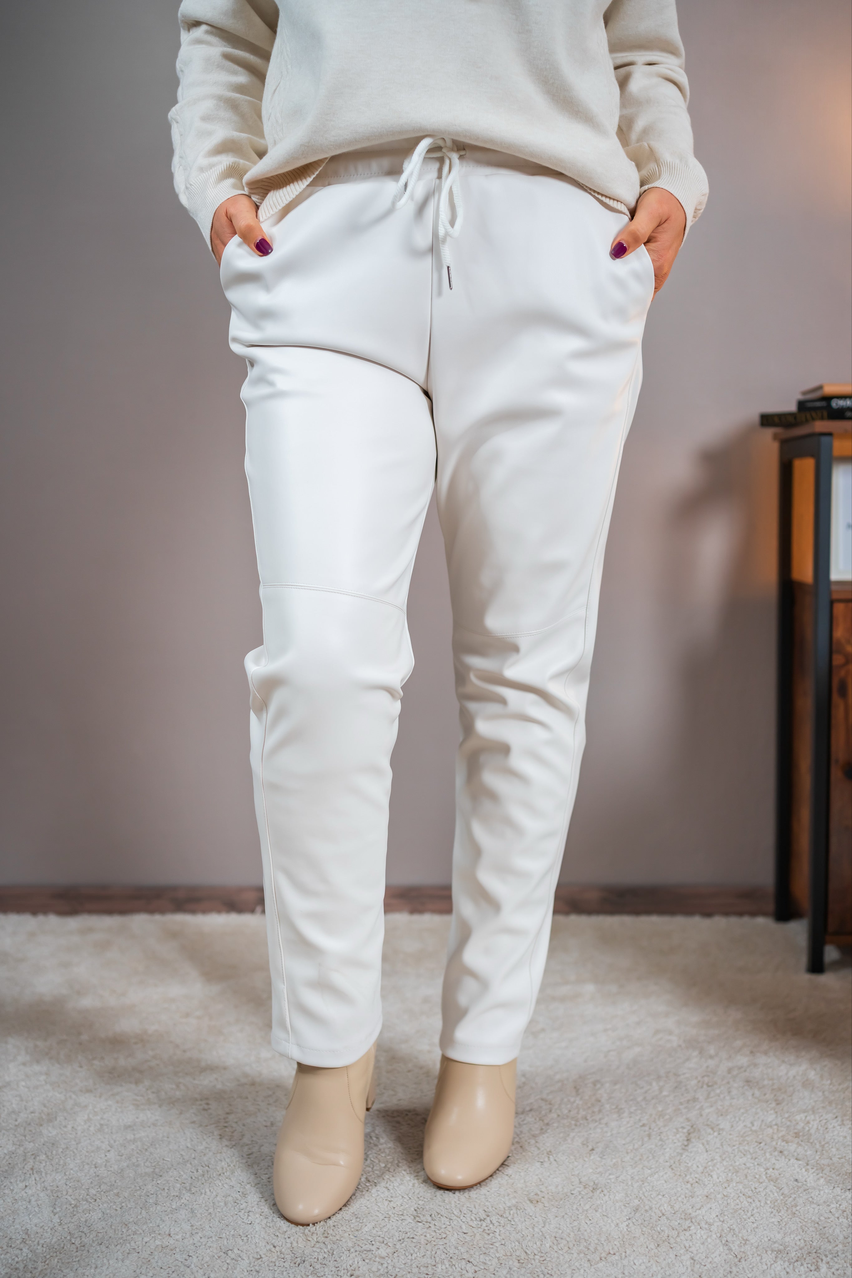 Jogpant in Lederoptik, ecru