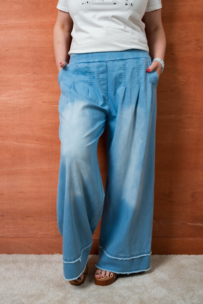Weite Jeanshose mit Fransen
