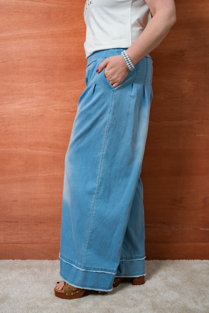 Weite Jeanshose mit Fransen