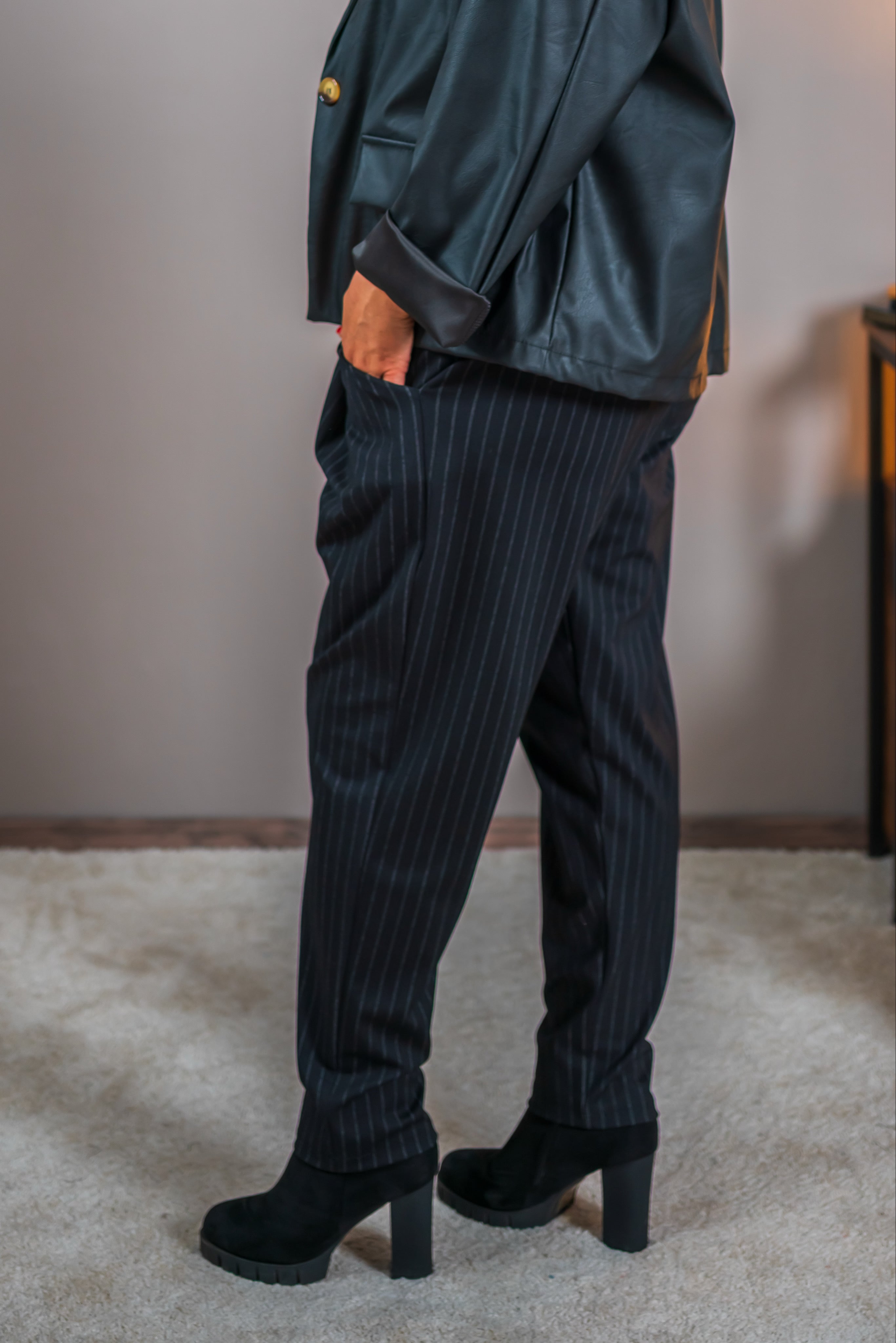 Schwarze Hose mit feinen Nadelstreifen - Lieferbar ab dem 3.9.2025