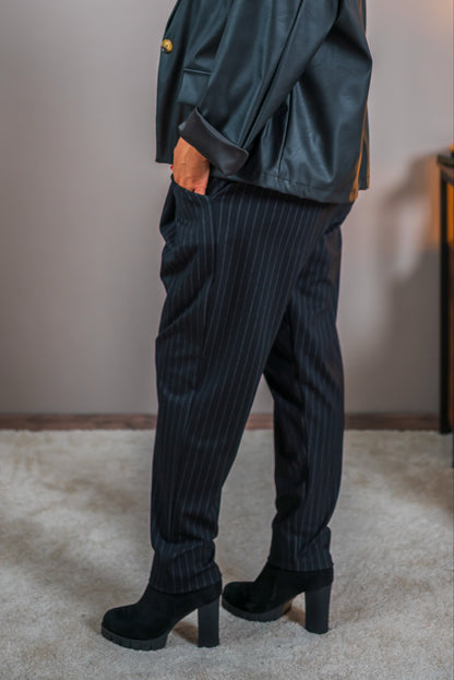 Schwarze Hose mit feinen Nadelstreifen - Lieferbar ab dem 3.9.2025