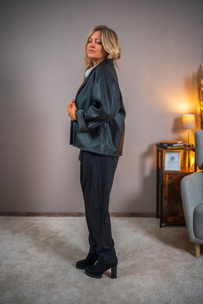 Kurzer Blazer in Lederoptik, schwarz