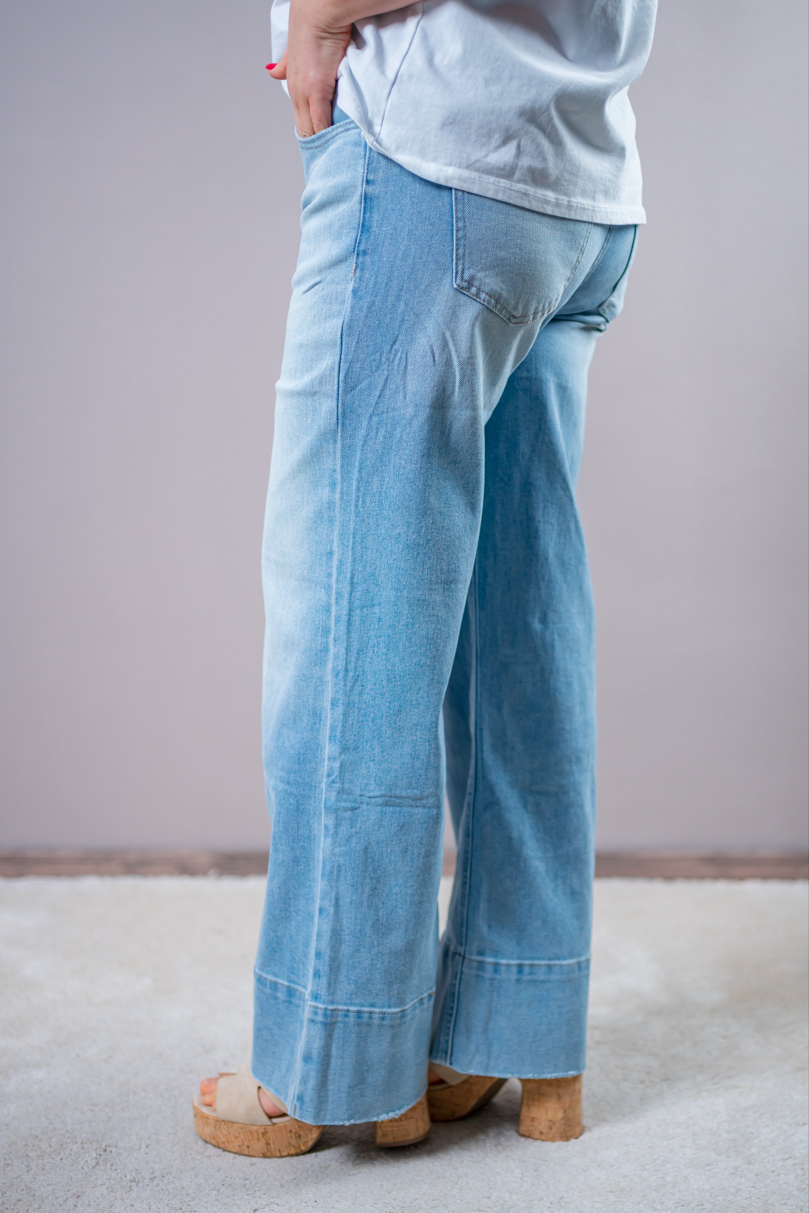 Jeans mit modernem Used-Look, gewaschenes hellblau