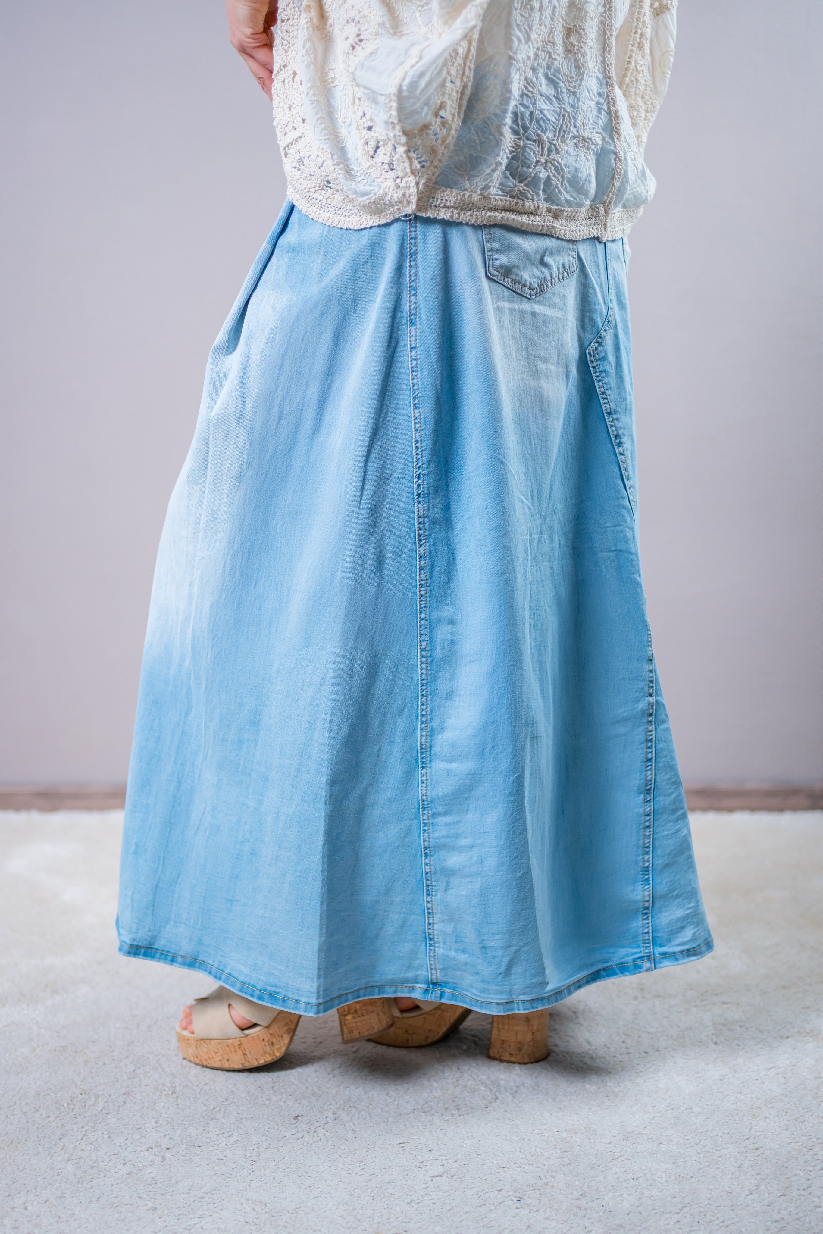 Weiter Jeansrock mit Schlitz, hellblau