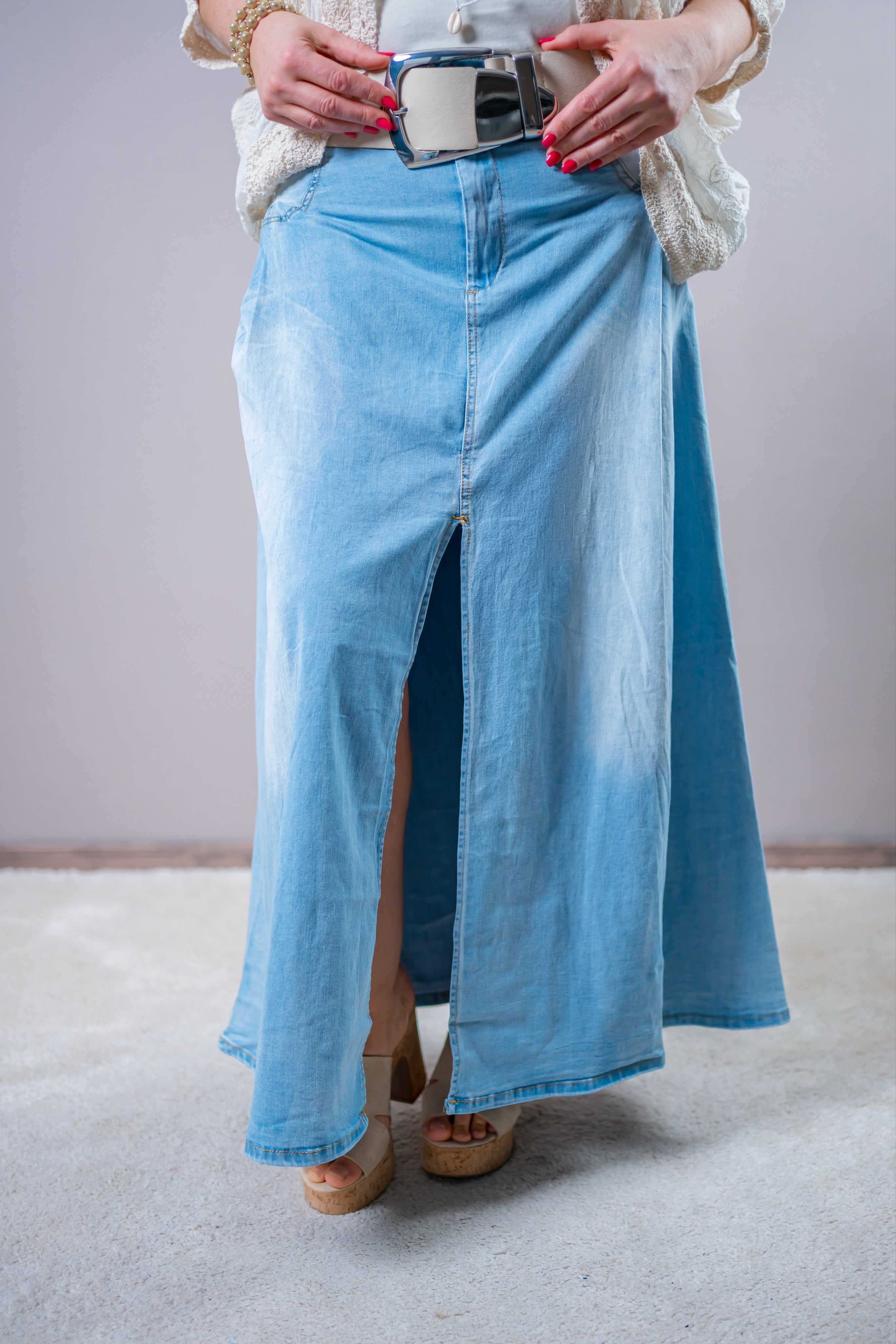 Weiter Jeansrock mit Schlitz, hellblau