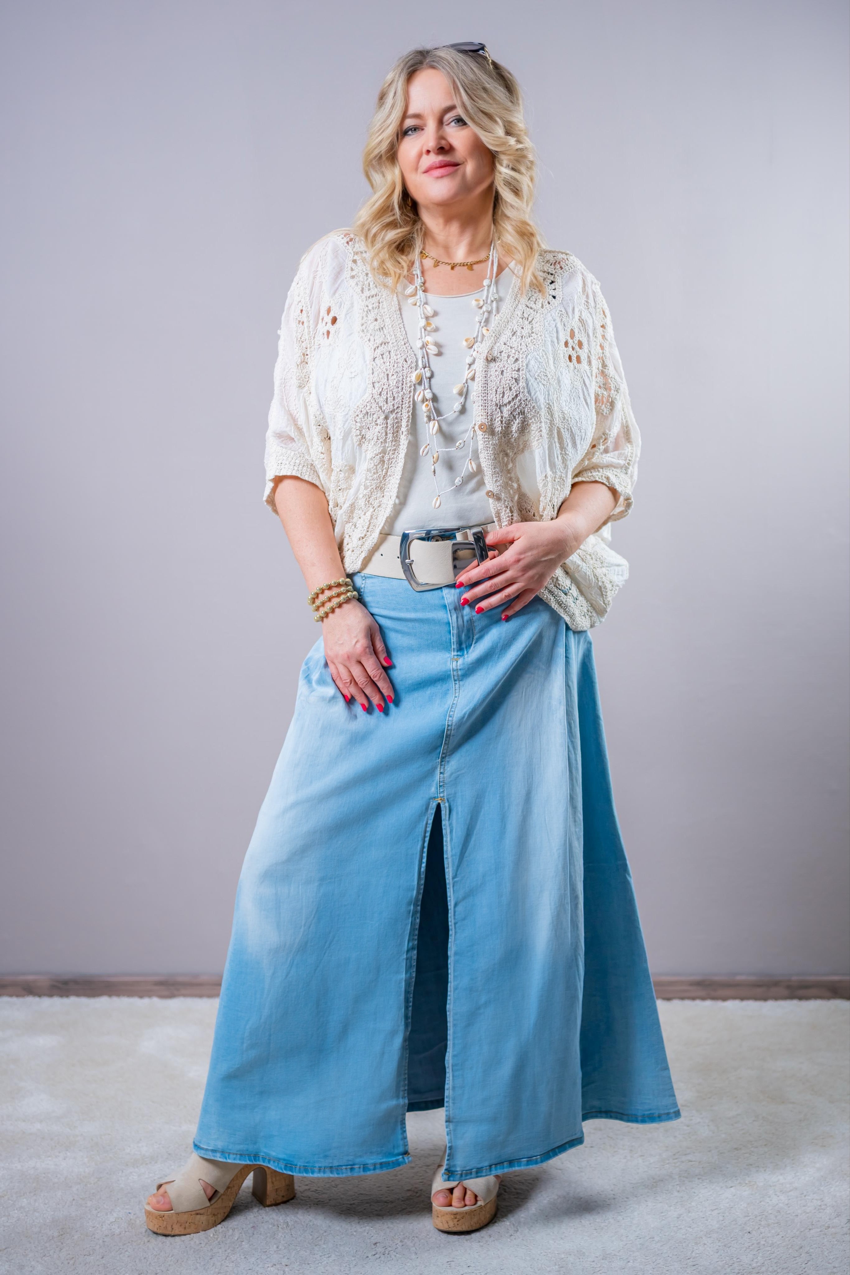 Weiter Jeansrock mit Schlitz, hellblau