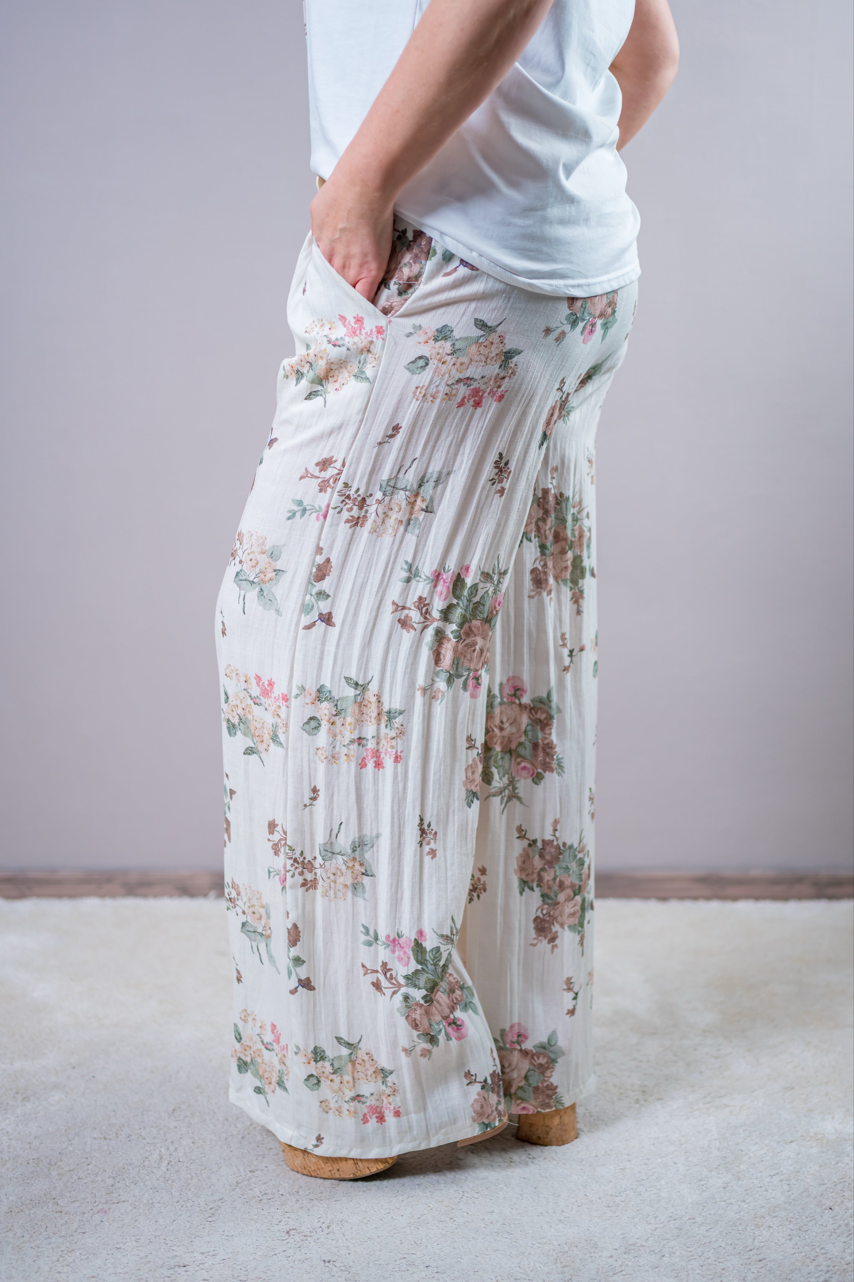 Leichte Hose mit floralem Muster und Gürtel, creme