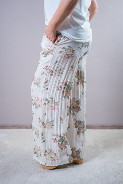 Leichte Hose mit floralem Muster und Gürtel, creme