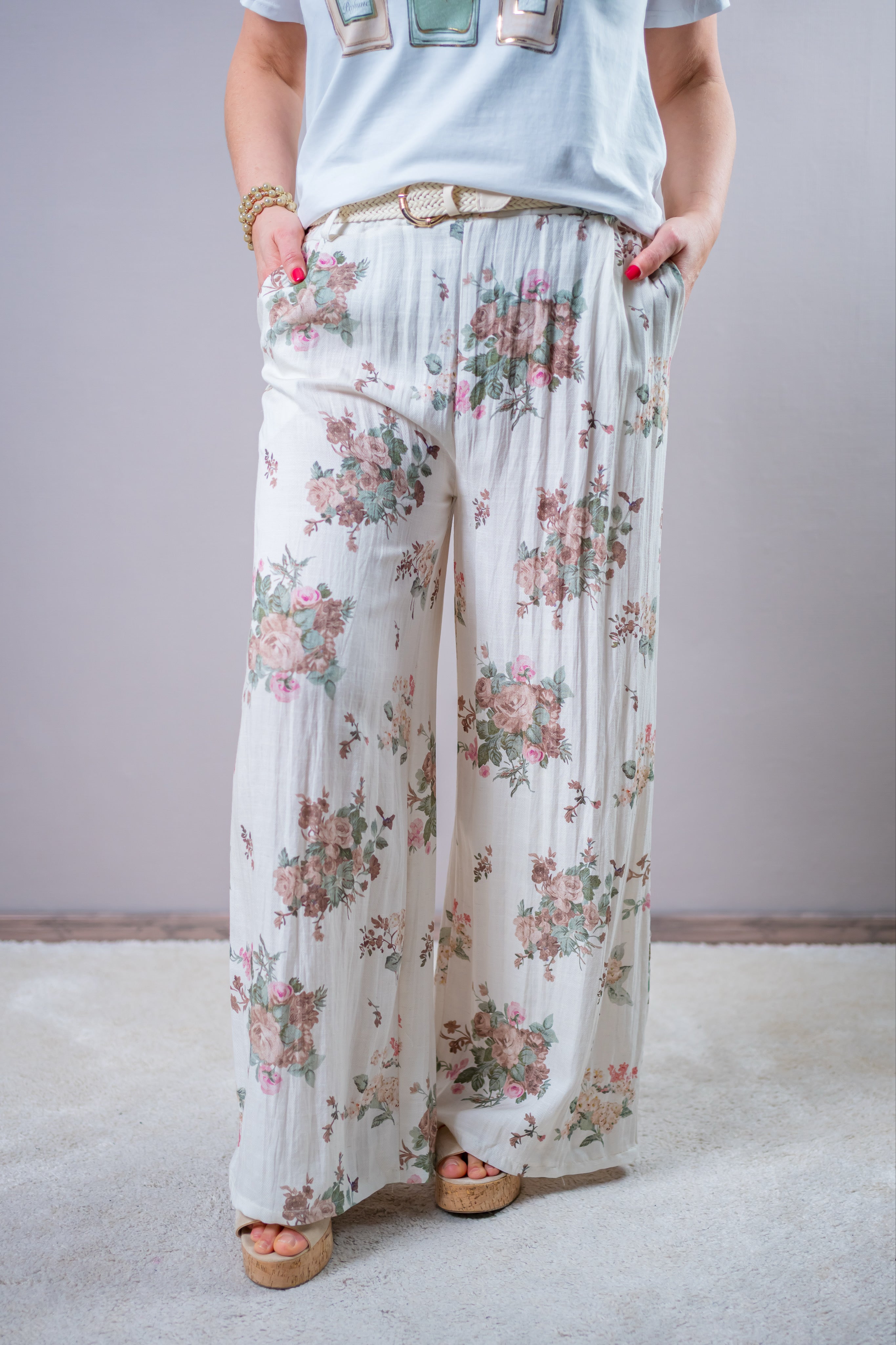 Leichte Hose mit floralem Muster und Gürtel, creme