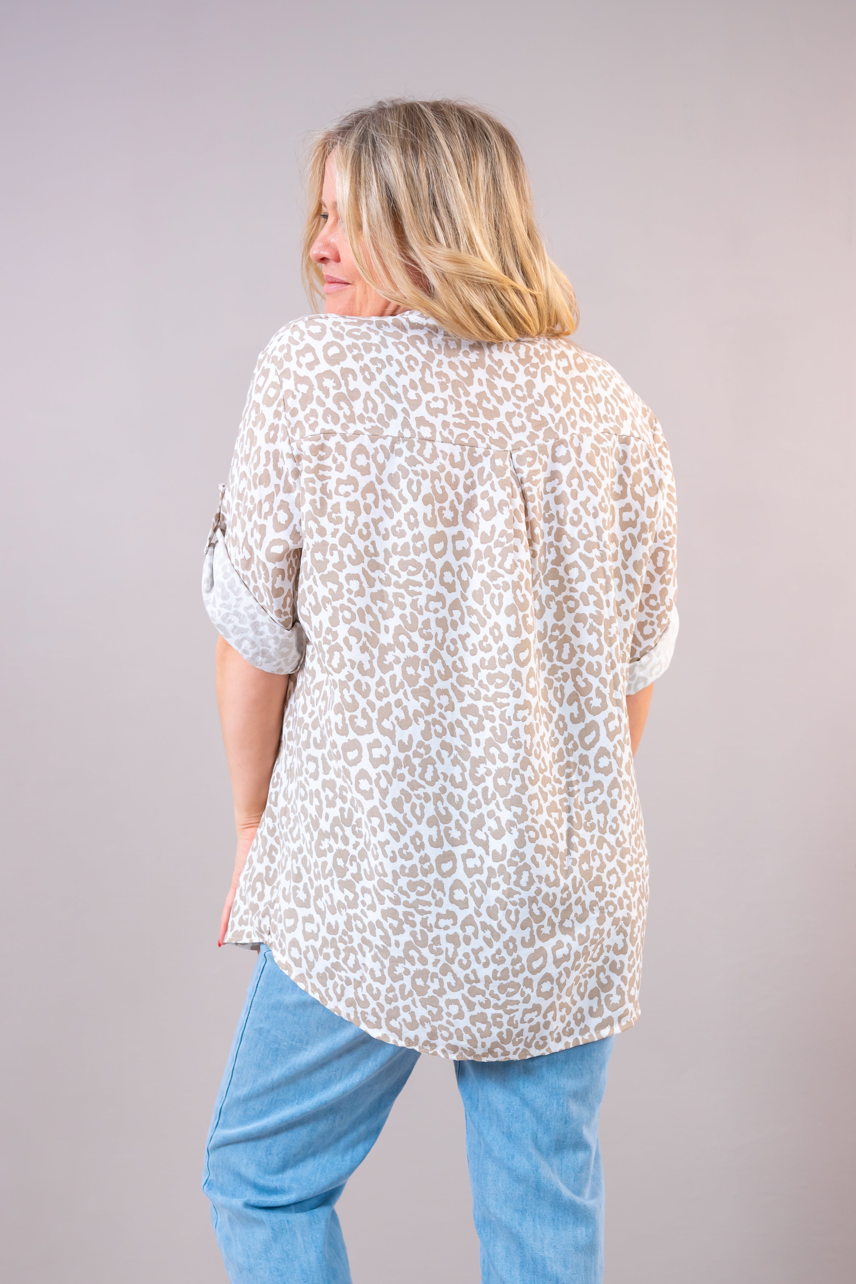 Viskosebluse mit Leo-Muster, beige
