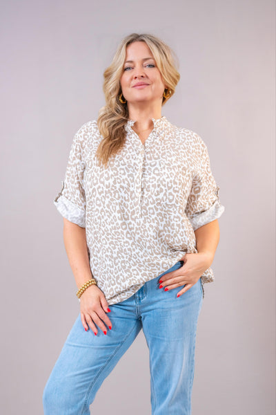 Viskosebluse mit Leo-Muster, beige