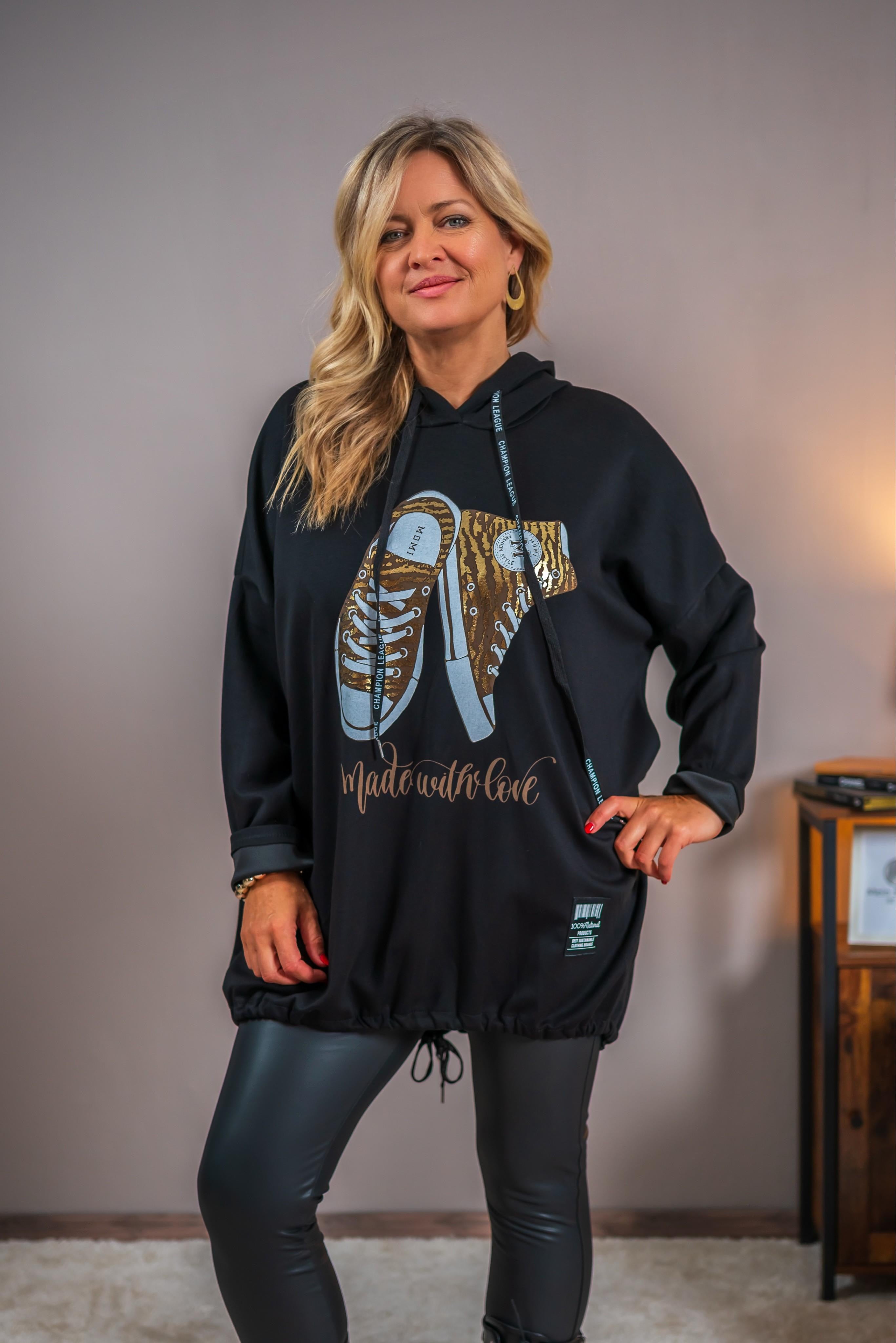 Long-Hoodie mit Sneaker-Print in Schwarz