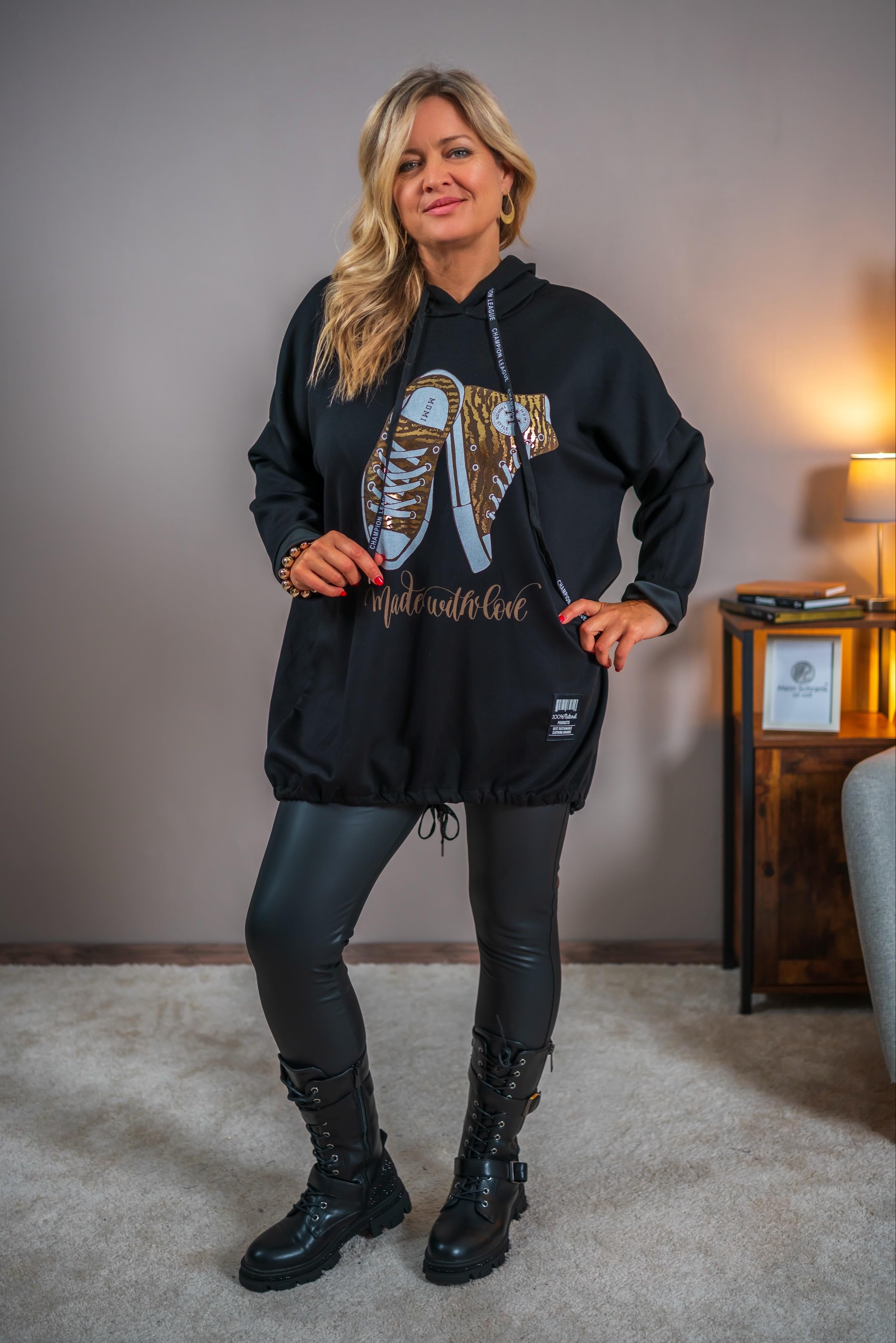 Long-Hoodie mit Sneaker-Print in Schwarz