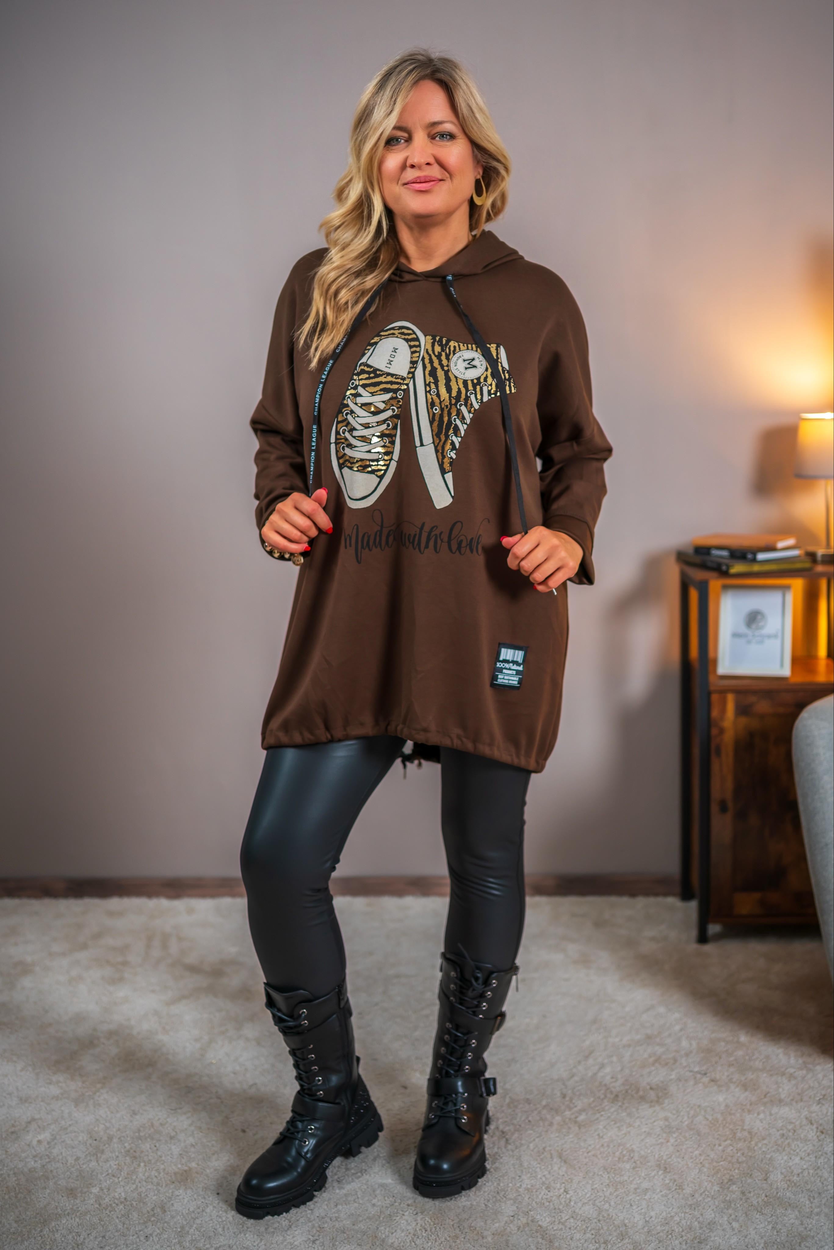 Long-Hoodie mit Sneaker-Print in Schokobraun