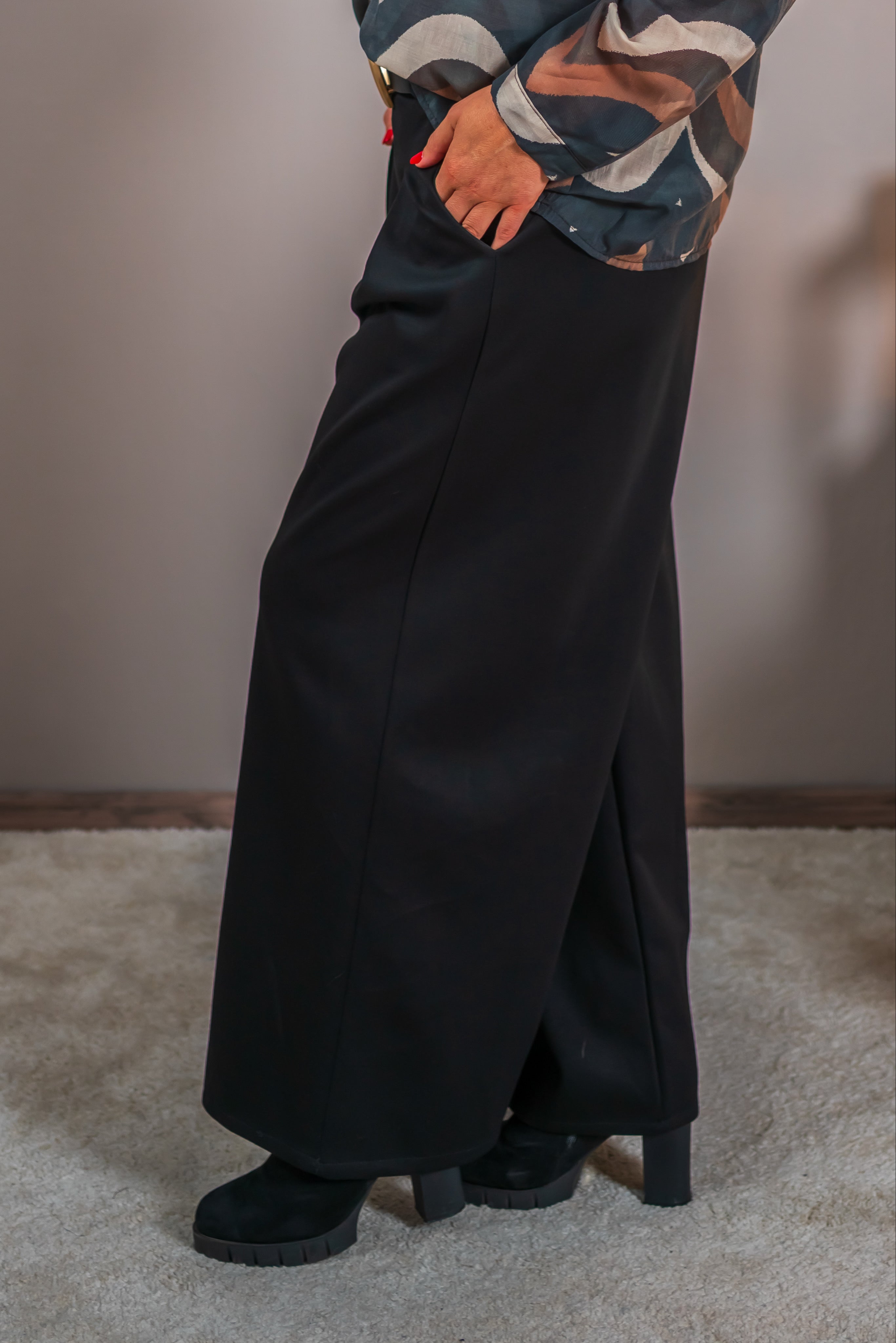 Schwarze Hose mit modischen Leoparden-Gürtel
