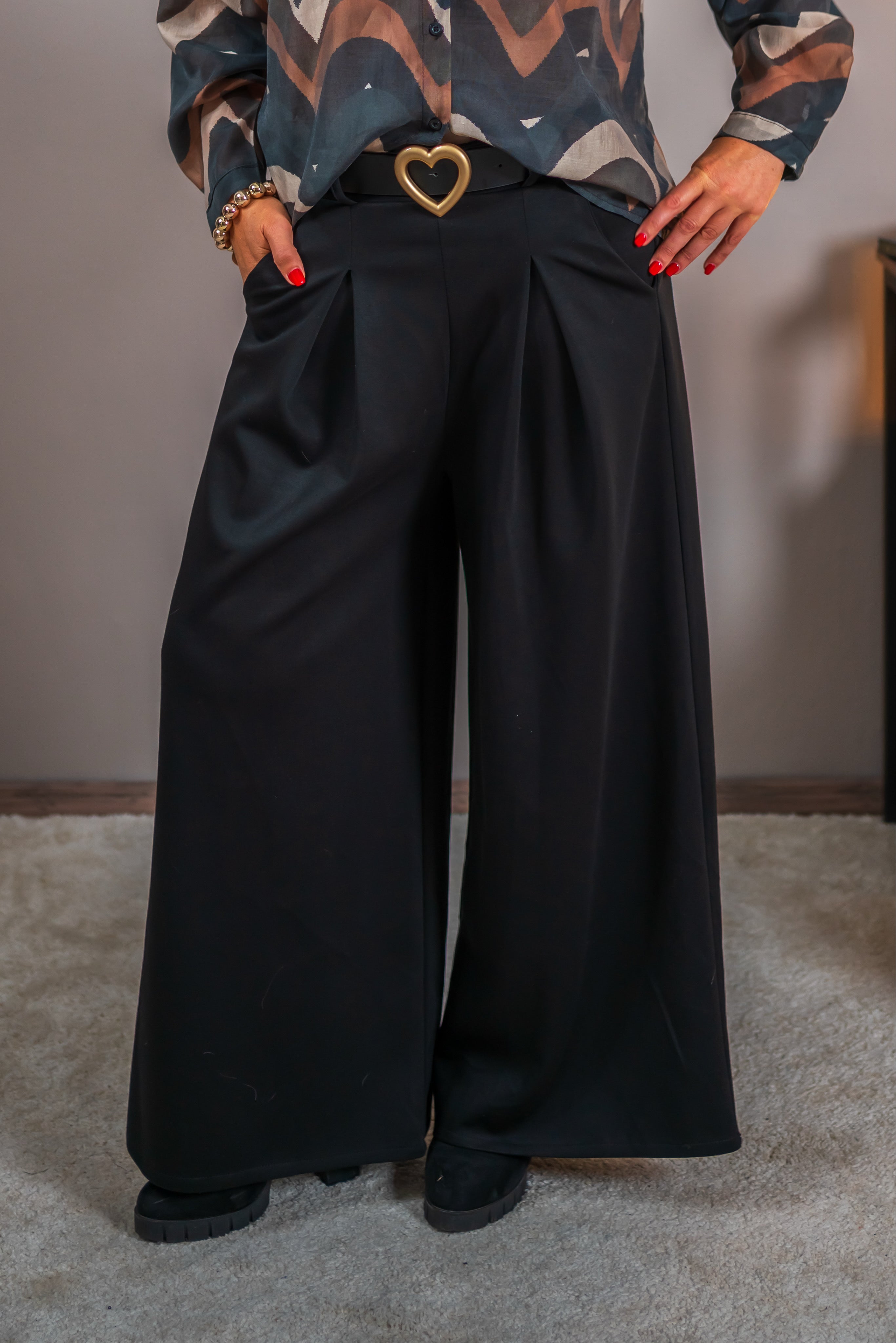 Schwarze Hose mit modischen Leoparden-Gürtel