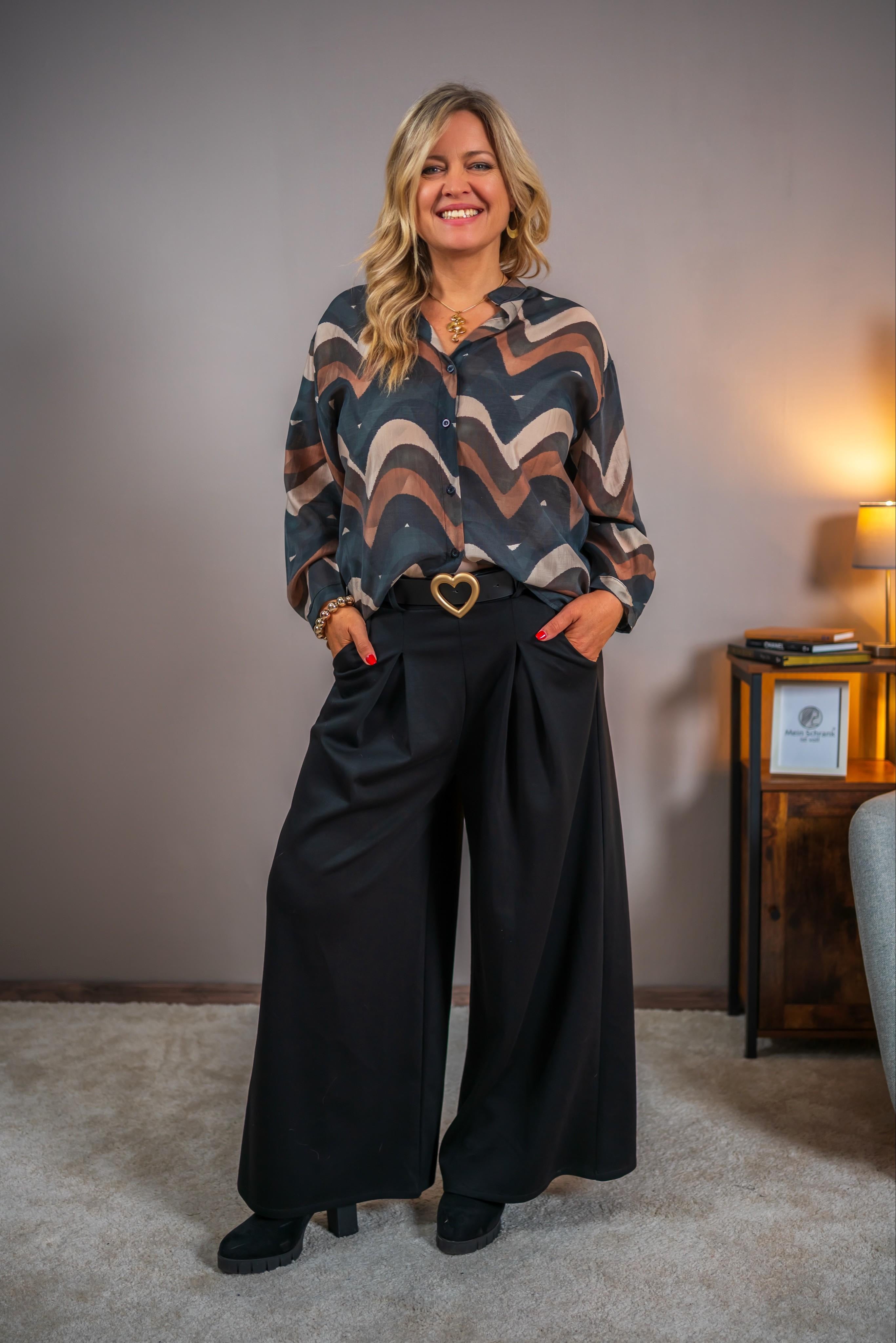 Schwarze Hose mit modischen Leoparden-Gürtel