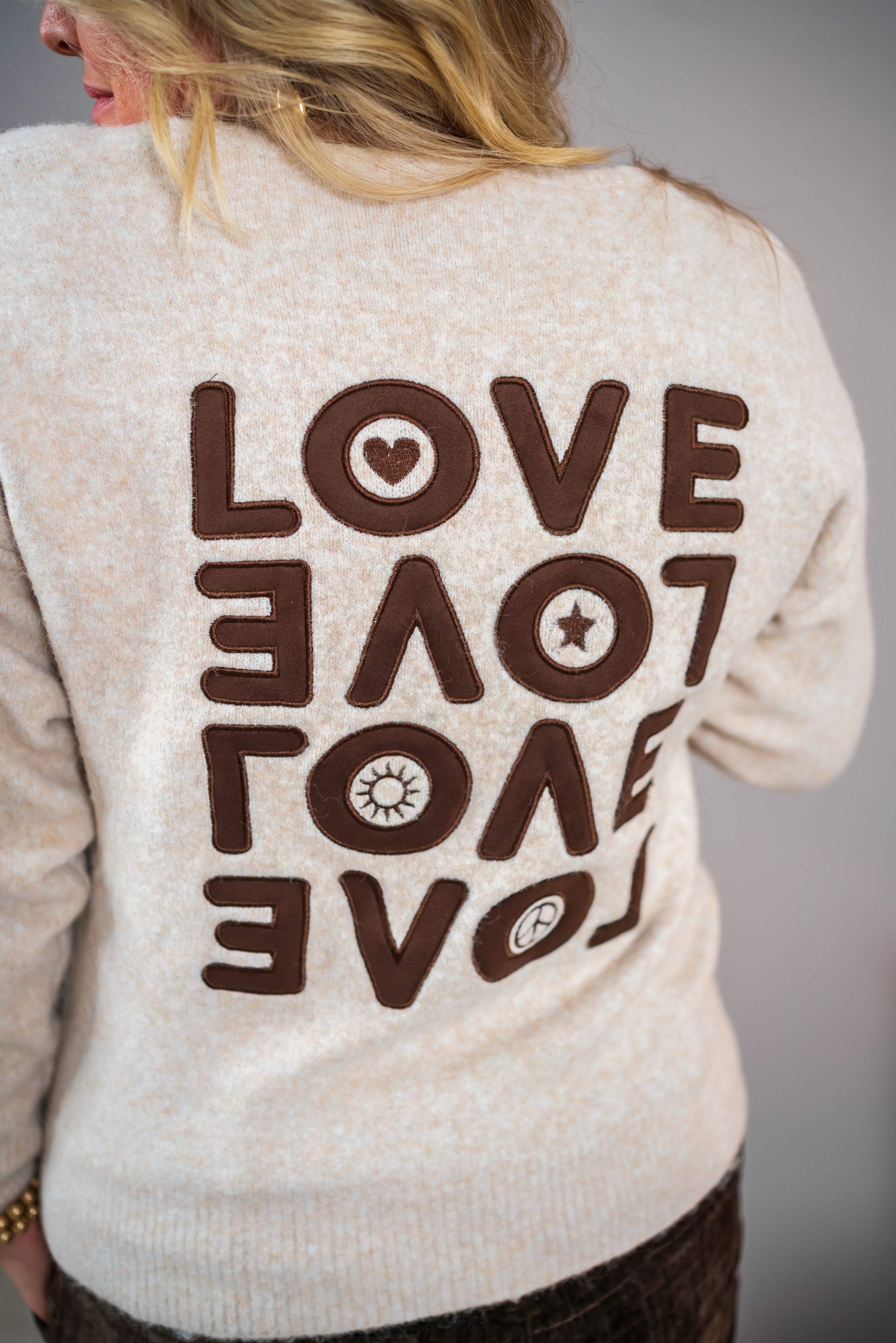 Strickpullover mit "LOVE"-Schriftzug, taupe