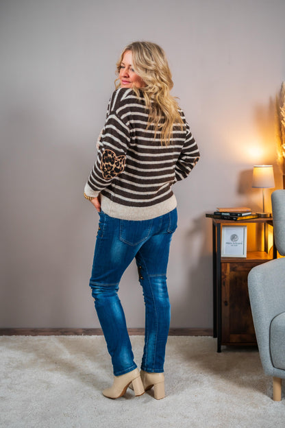 Gestreifter Strickpulli mit Schriftzug, braun/creme