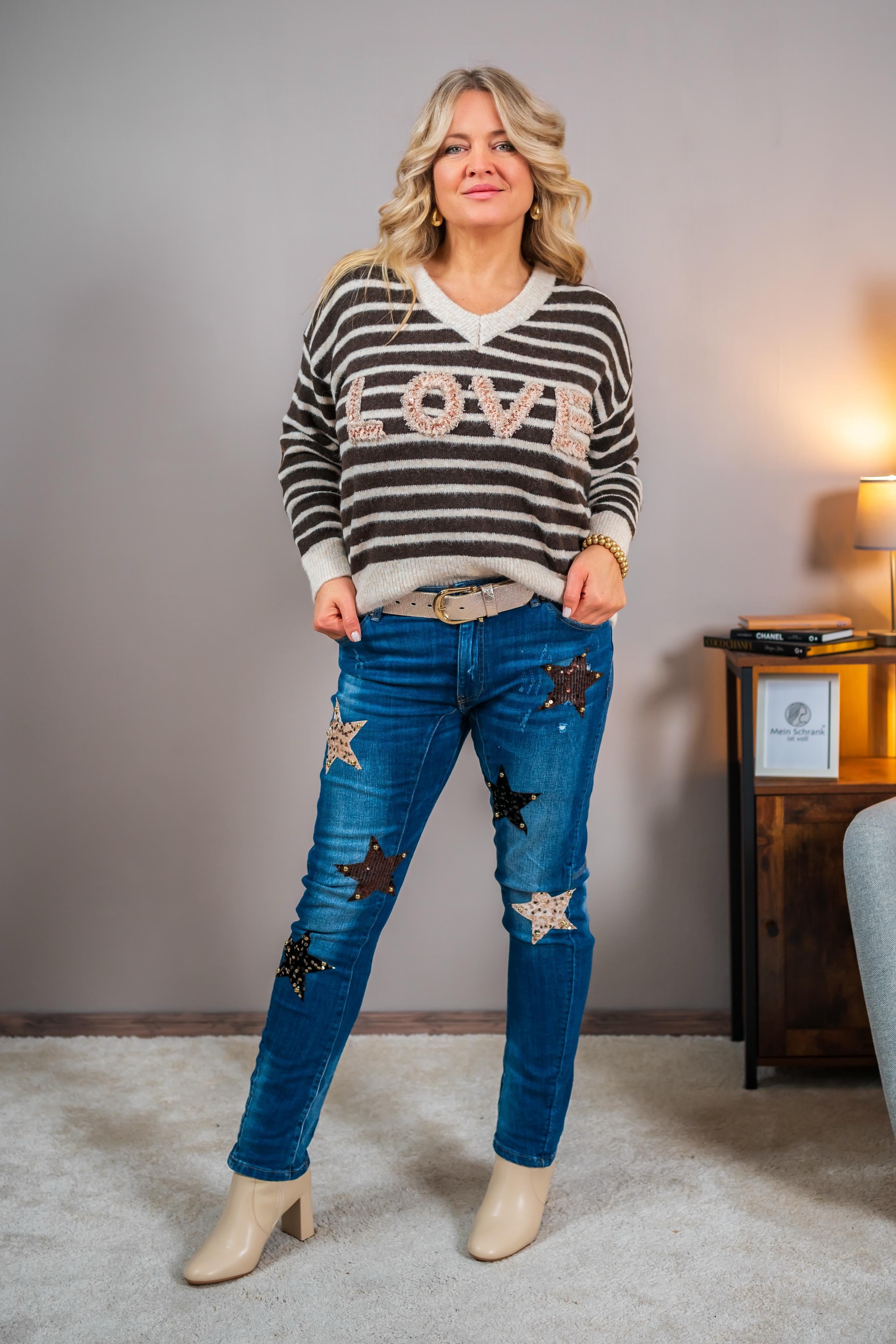 Gestreifter Strickpulli mit Schriftzug, braun/creme