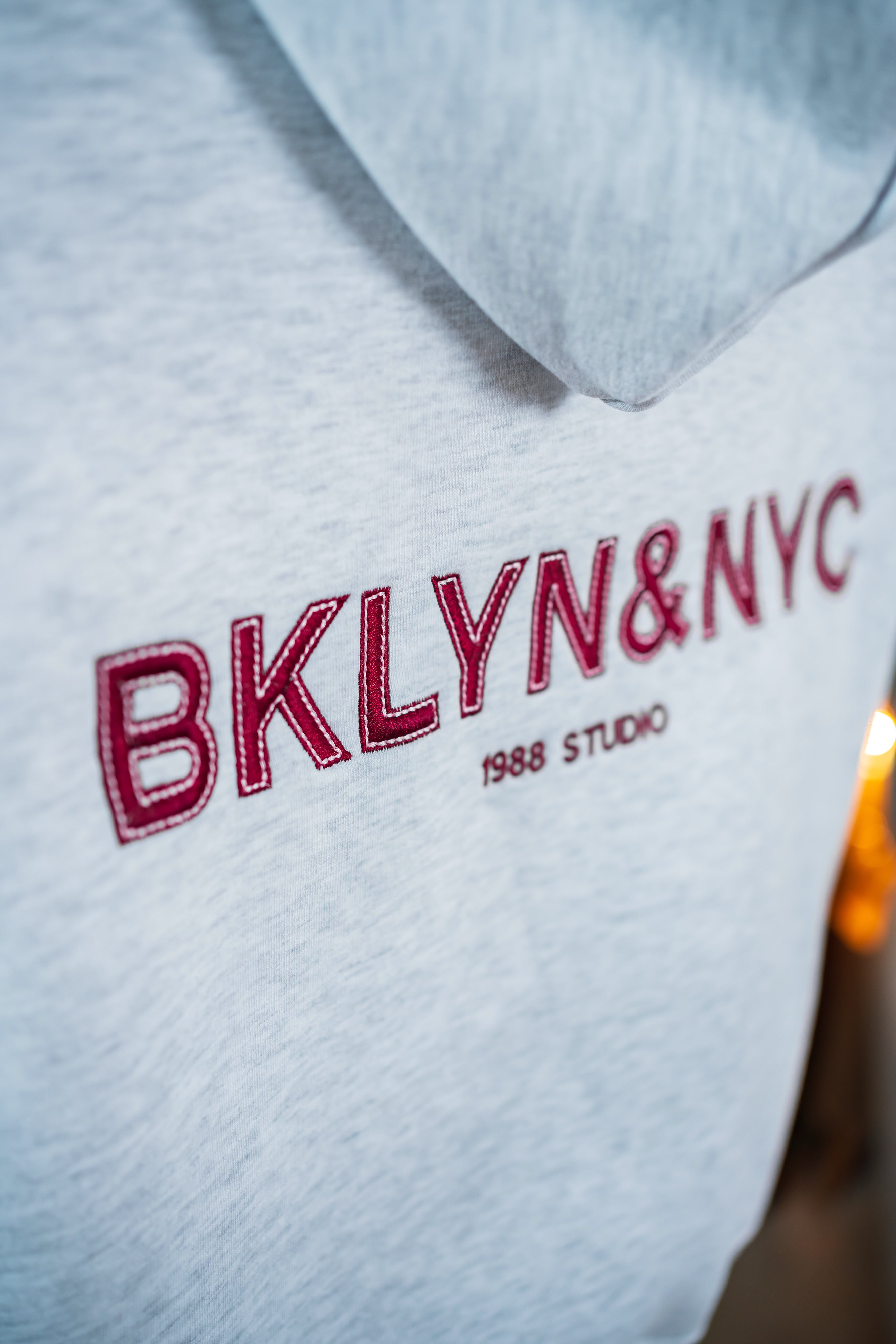 Kapuzenpullover mit Schriftzug, hellgrau