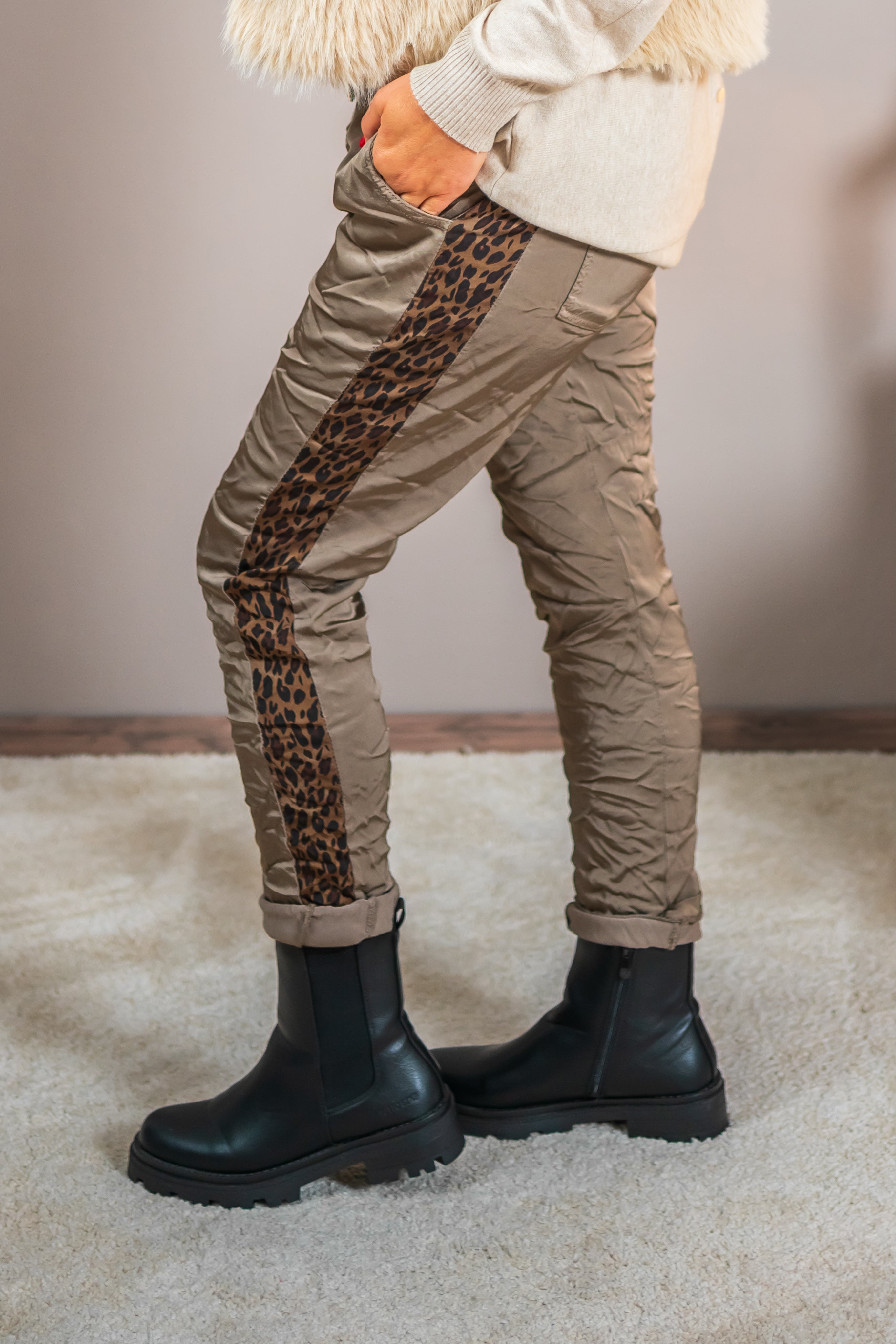 Jogpants mit Leo-Ziernaht, taupe
