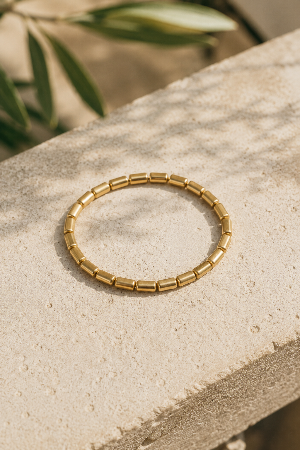 Elastisches Perlenarmband "Golden Cubes"
