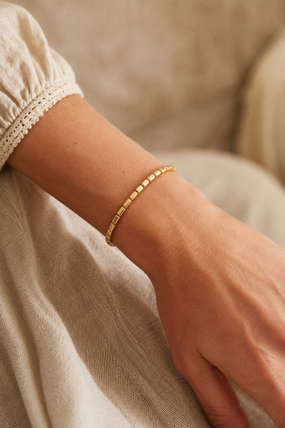 Elastisches Perlenarmband "Golden Cubes"