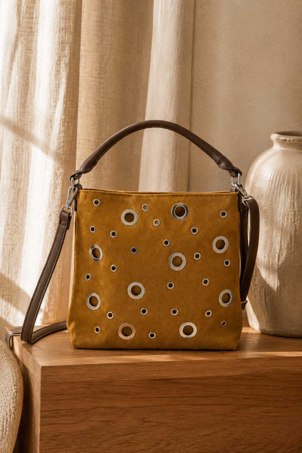 Schultertasche aus Veloursleder mit Zierösen, camel