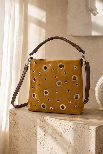Schultertasche aus Veloursleder mit Zierösen, camel