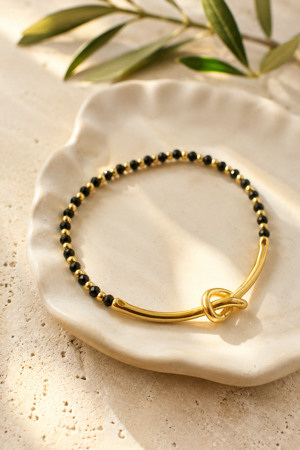 Perlenarmband mit Knotendetail, braun/gold