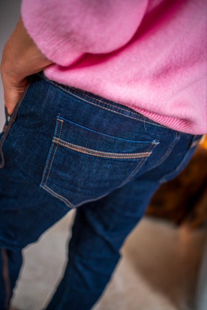 Jeans mit braunen Ziernähten, dunkelblau