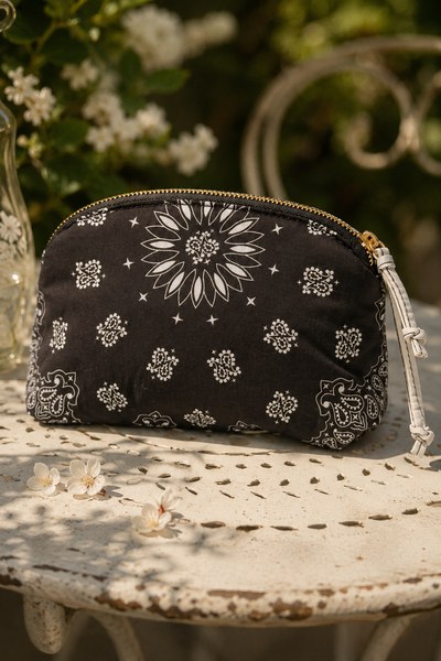 Beauty Bag "LOVE" im Bandana-Design, schokobraun