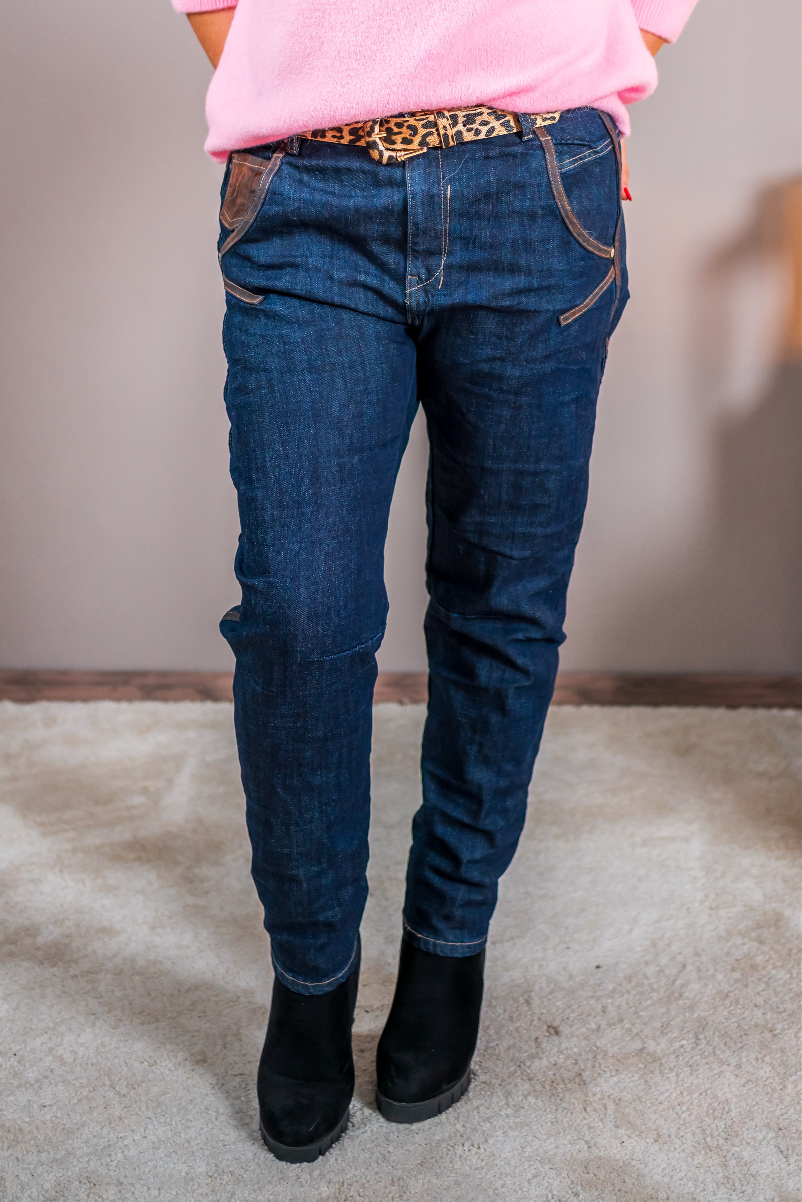 Jeans mit braunen Ziernähten, dunkelblau