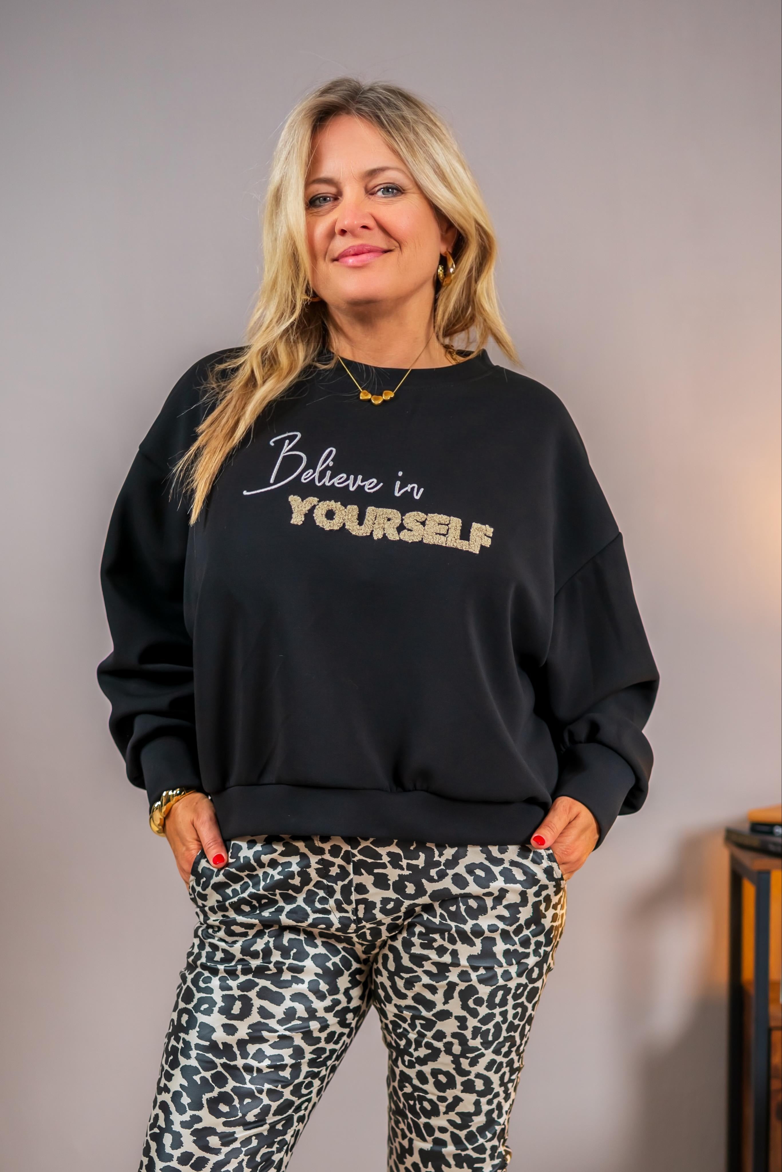 Sweatshirt mit Stickerei, schwarz