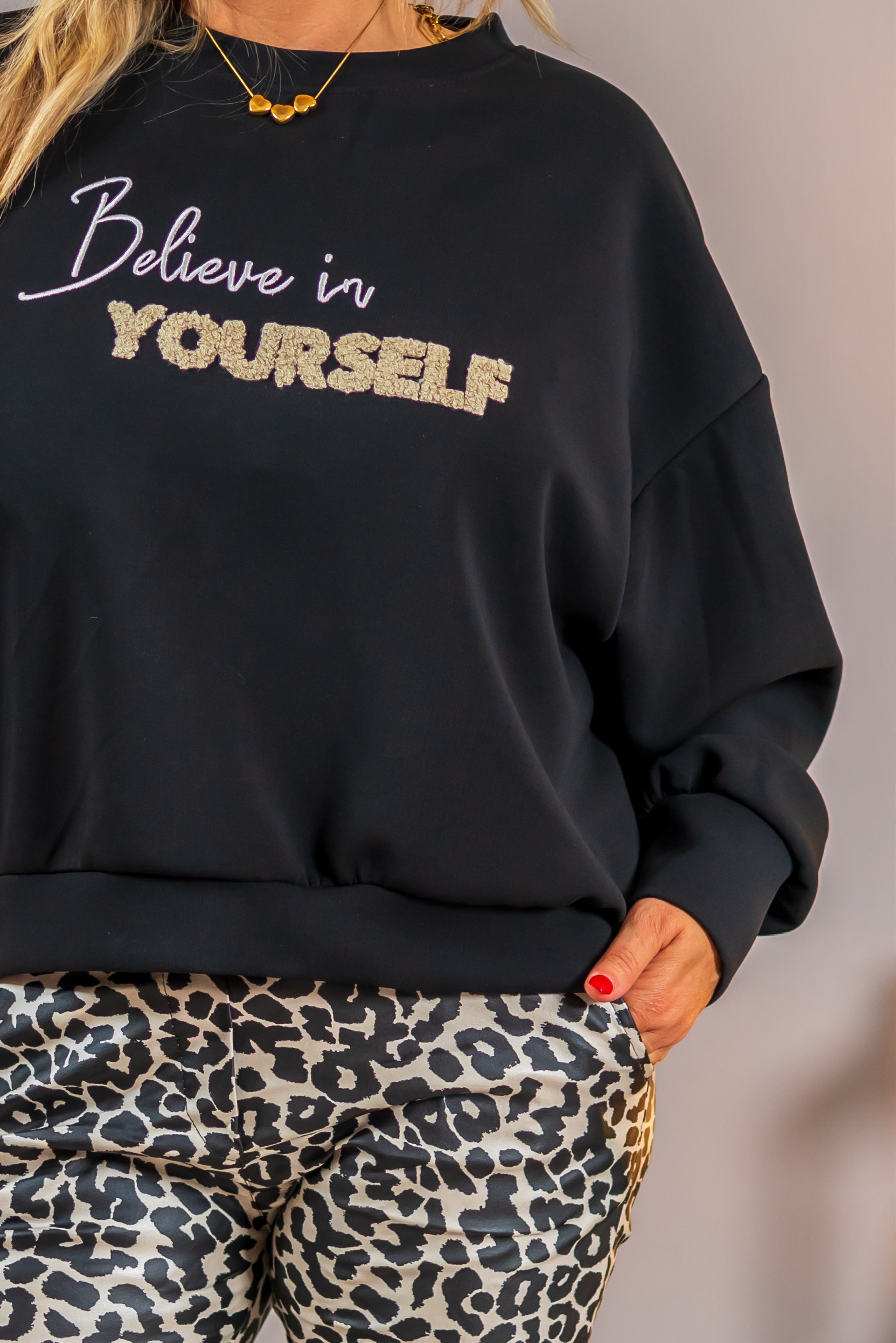 Sweatshirt mit Stickerei, schwarz