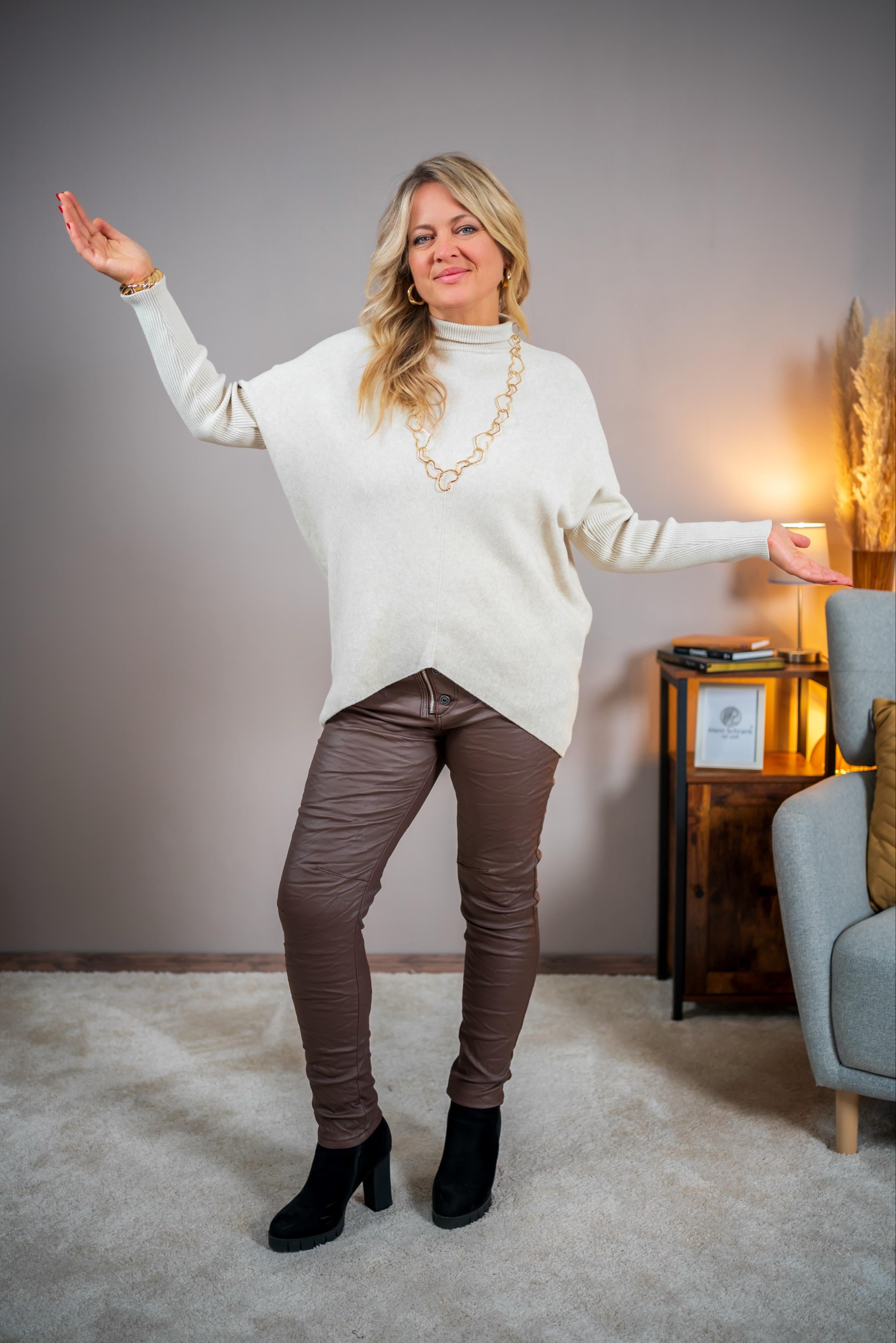 Feinstrickpullover mit gerippten Ärmeln, beige