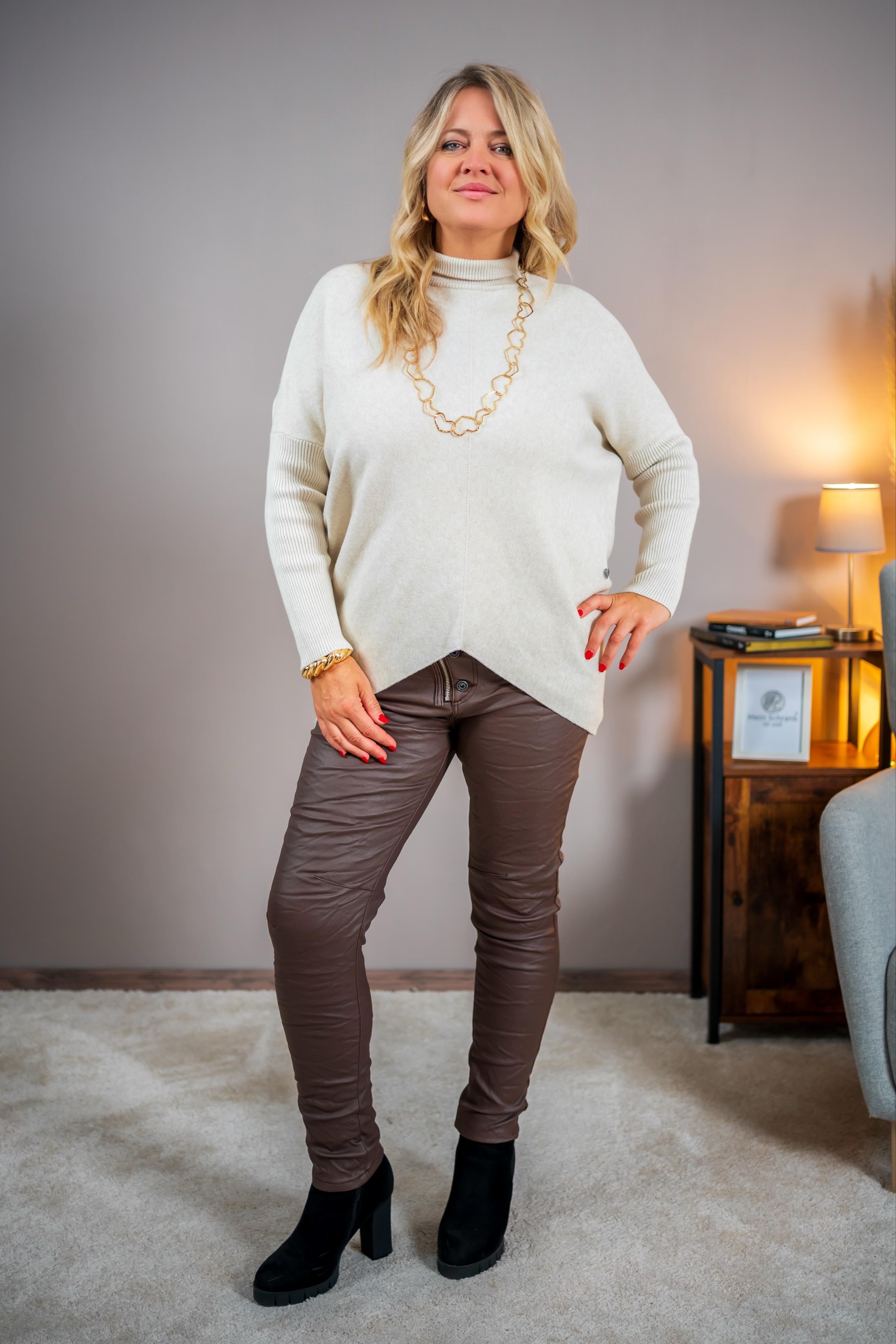Feinstrickpullover mit gerippten Ärmeln, beige