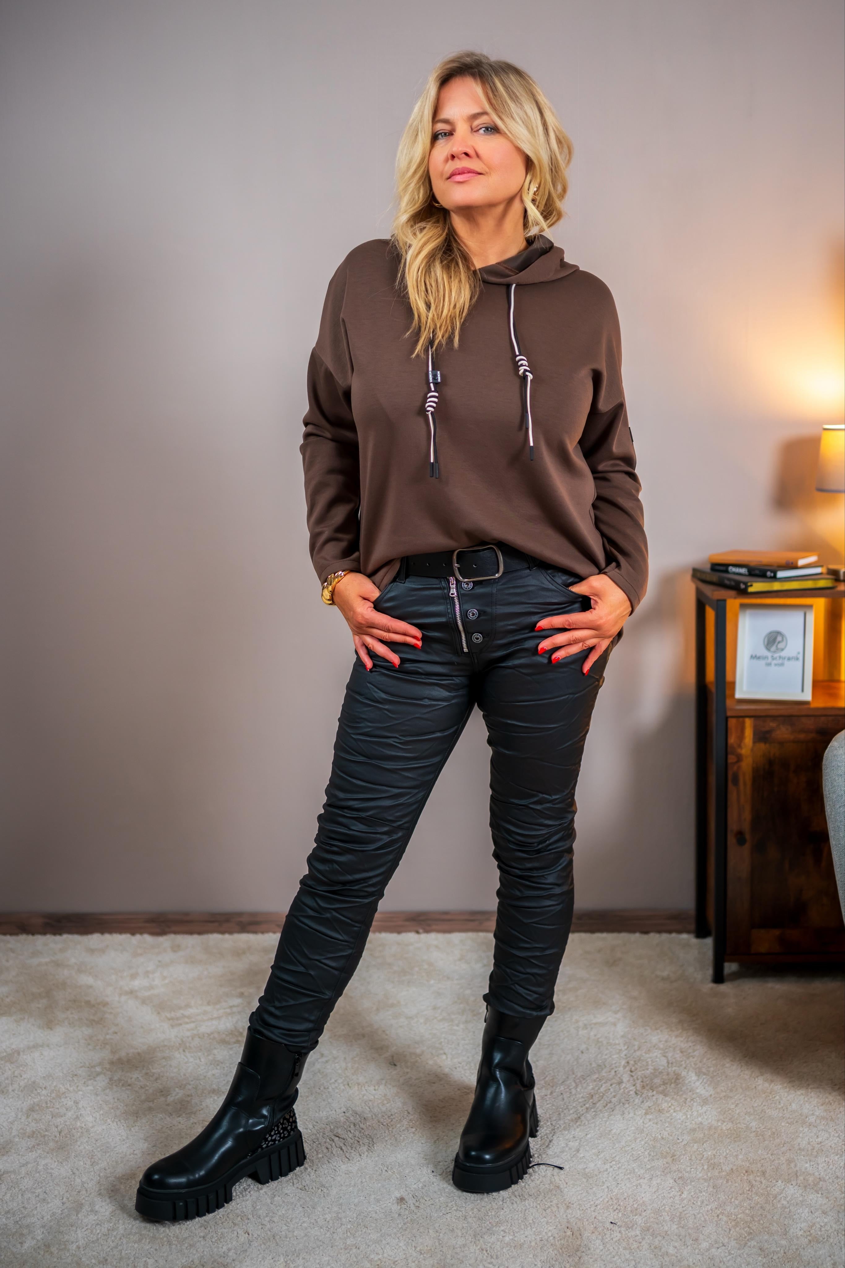 Hoodie mit doppelter Kordel und Aufnäher, schokobraun